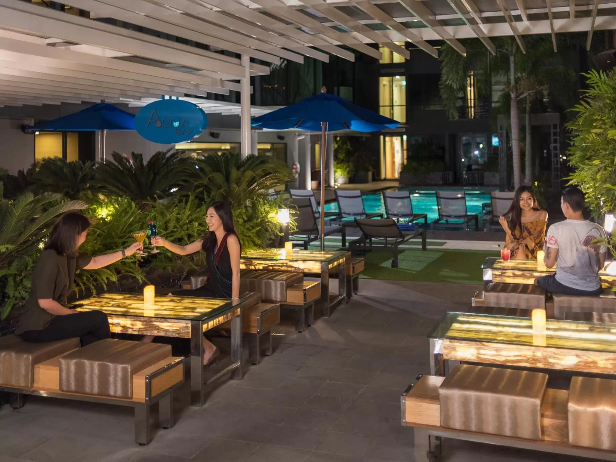 Lounge or bar in Solitaire Bangkok Sukhumvit 11