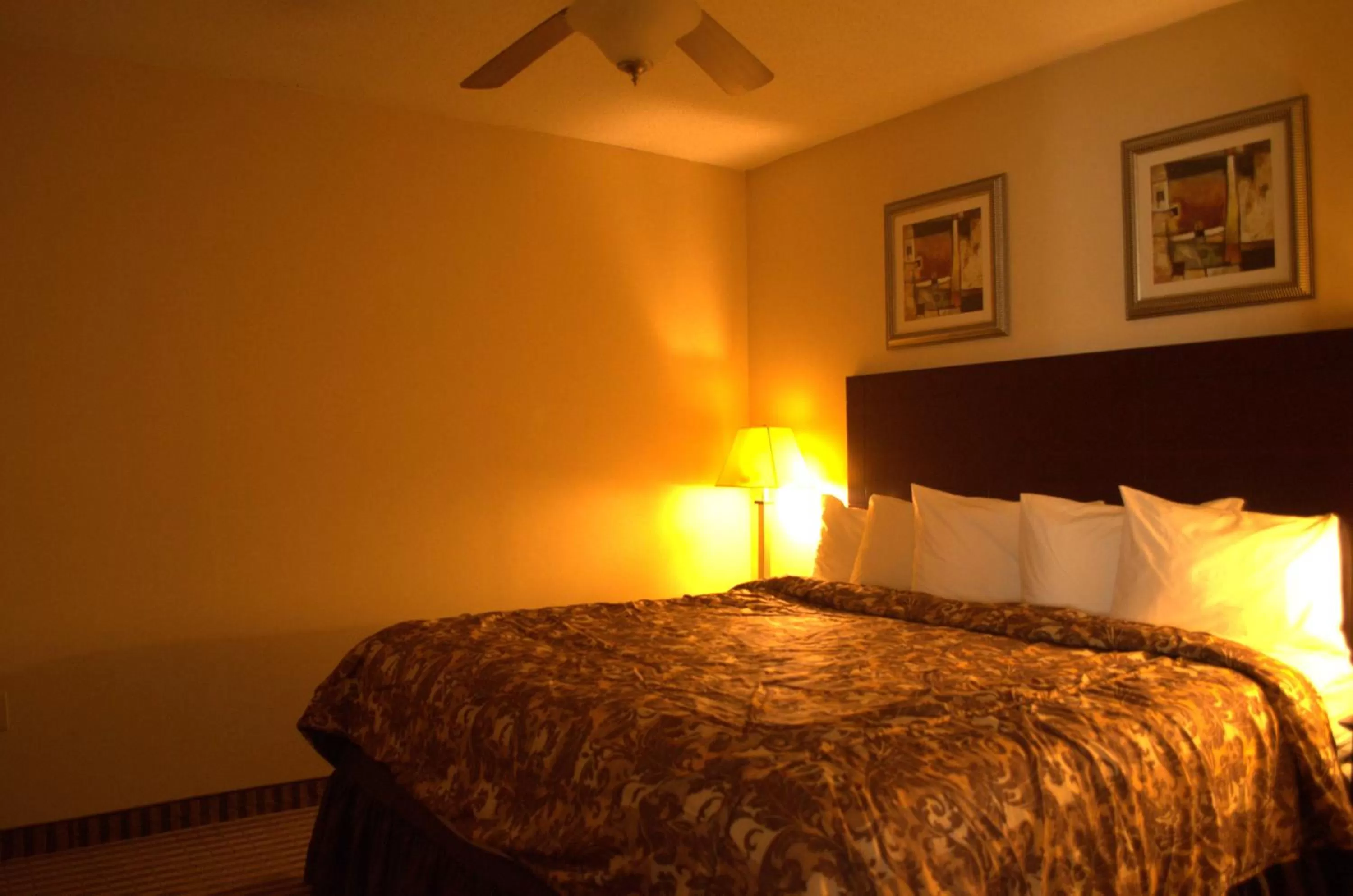 Bed in Rodeway Inn & Suites East Windsor