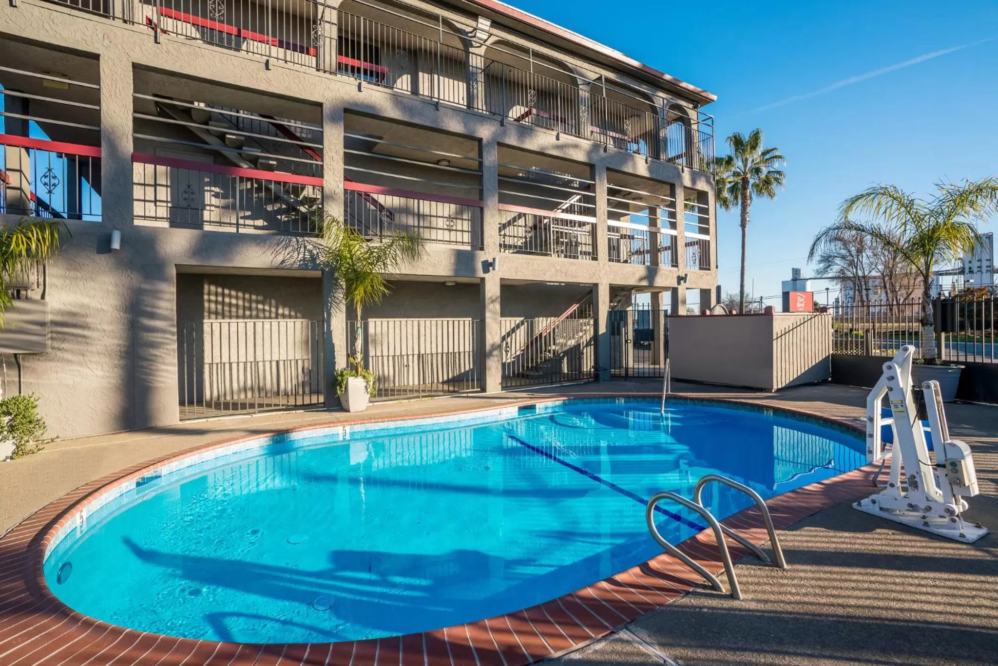 Swimming pool in Red Roof Inn Stockton