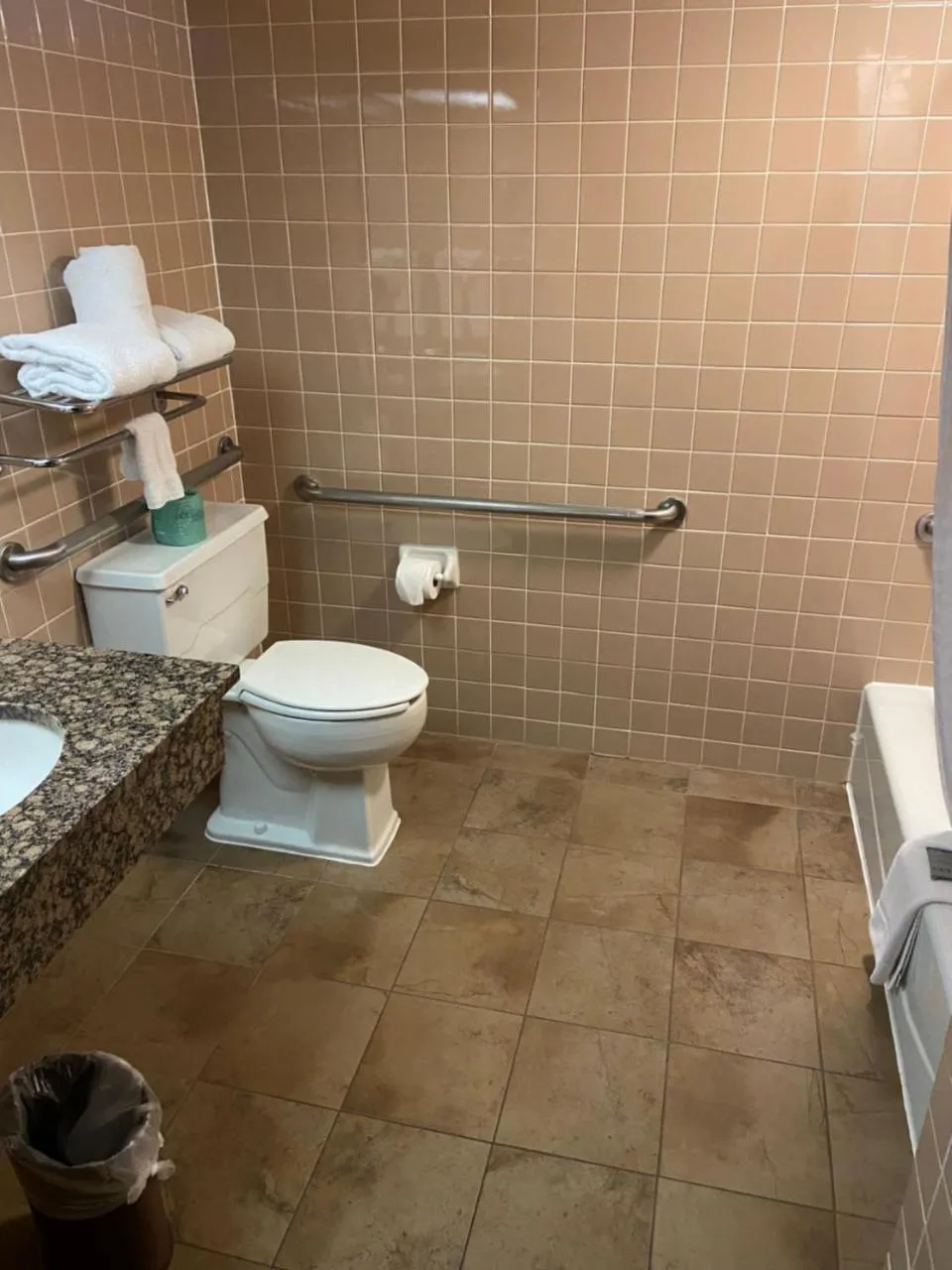 Toilet in Hotel Lotus Kansas City Merriam