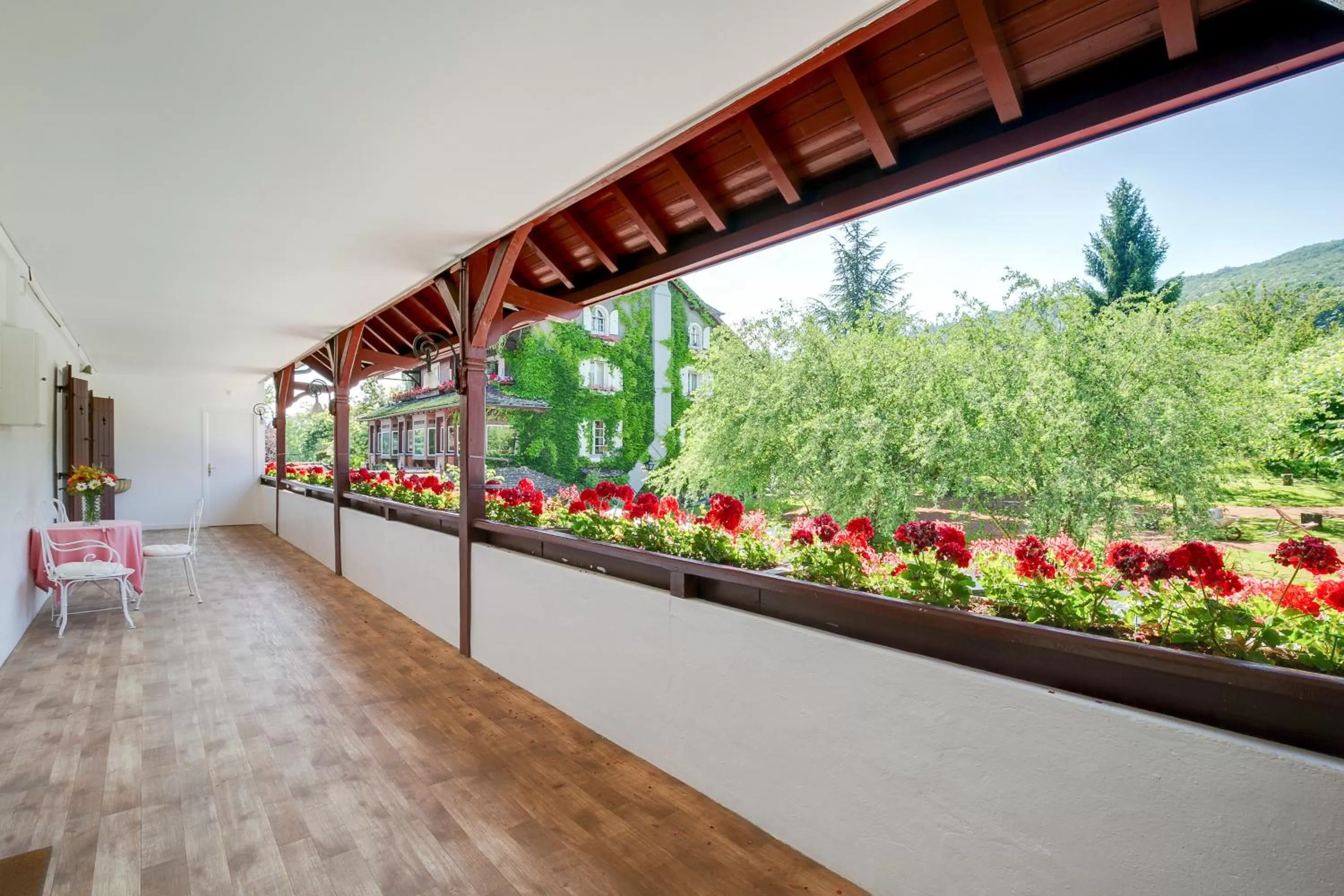 Spring in La Verniaz et ses Chalets