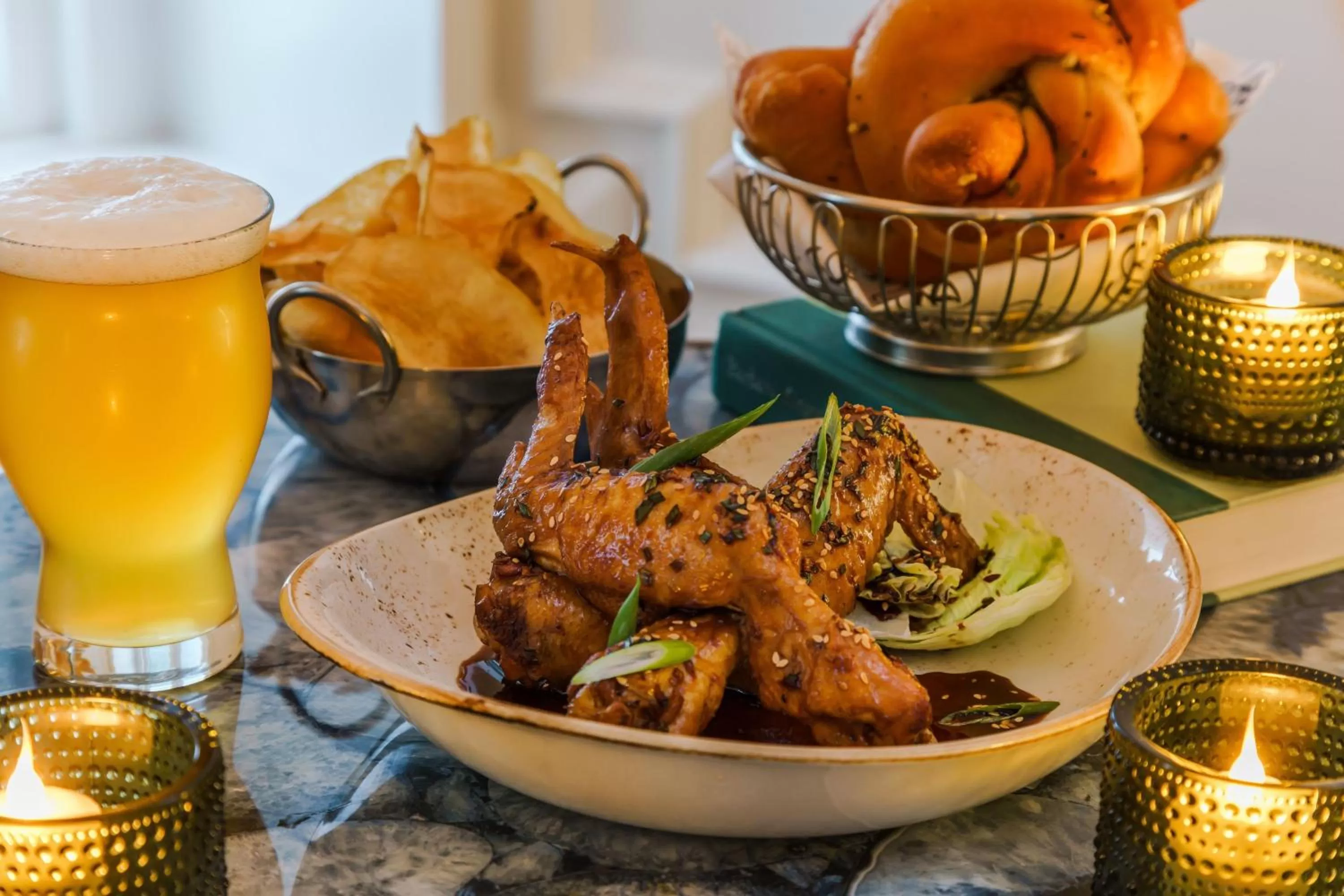 Lounge or bar in The Algonquin Hotel Times Square, Autograph Collection