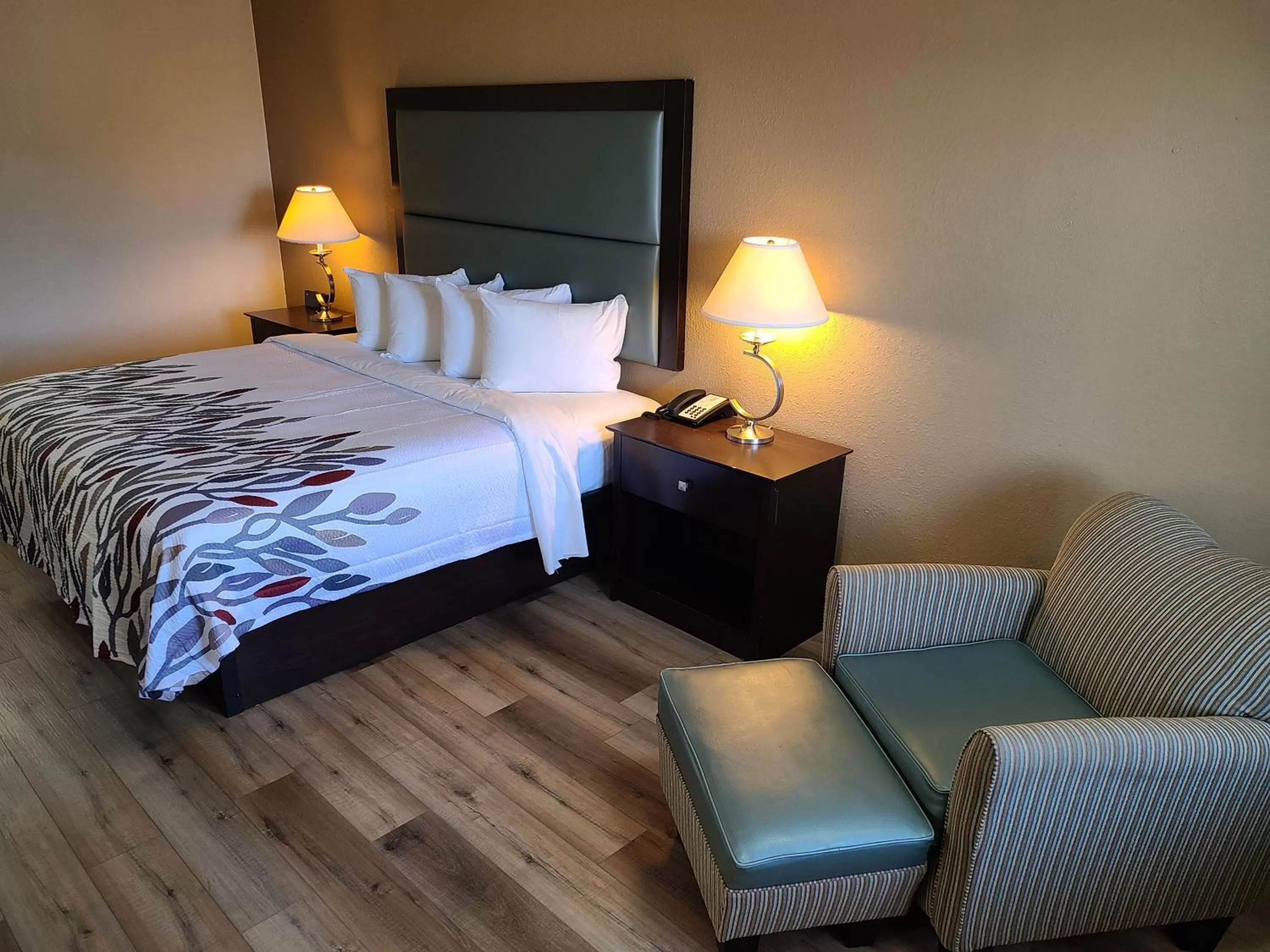 Superior King Room Disability Access Roll-In Shower Non-Smoking in Red Roof Inn Staunton