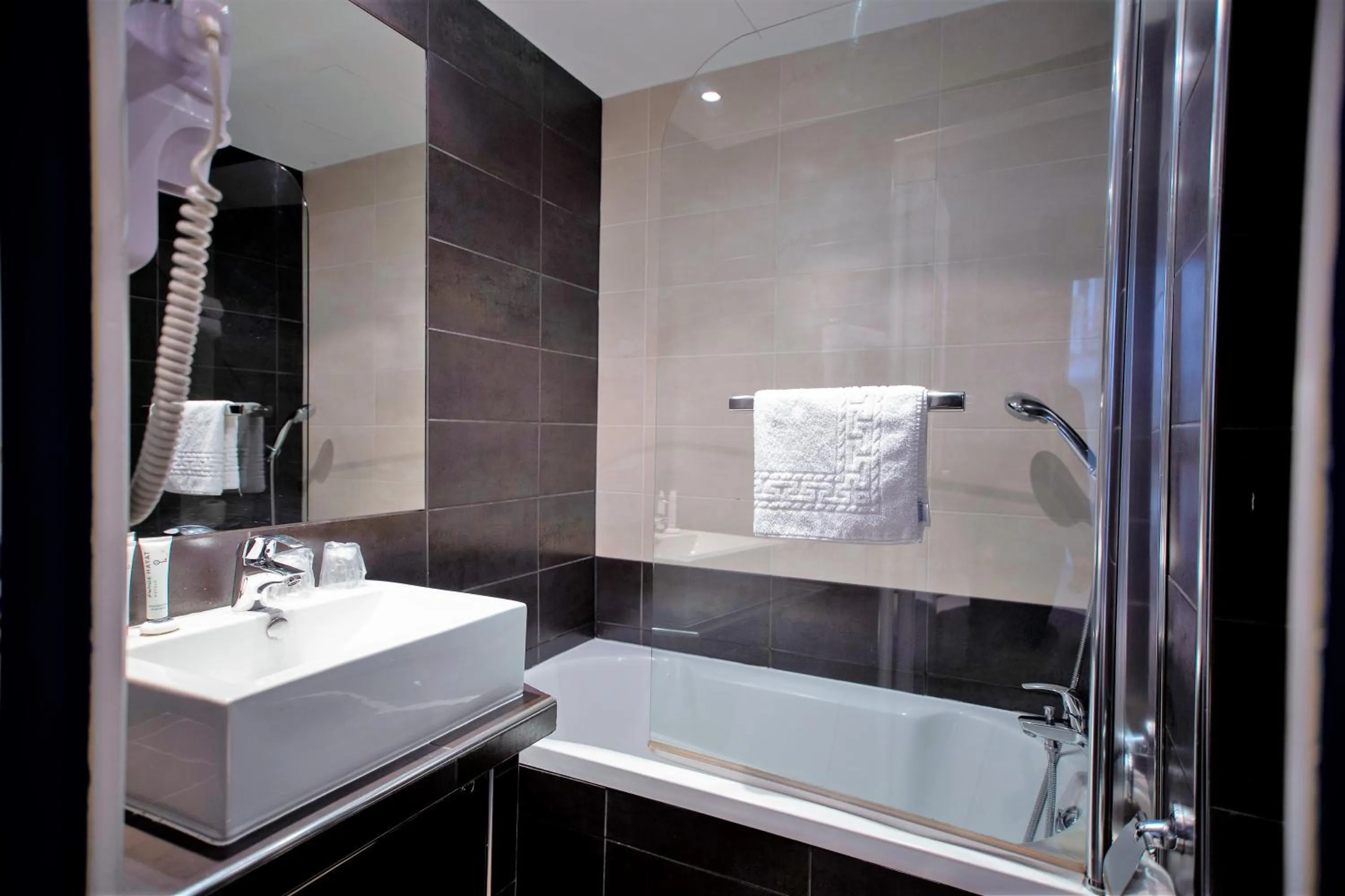 Bathroom in Hôtel du Théâtre by Patrick Hayat