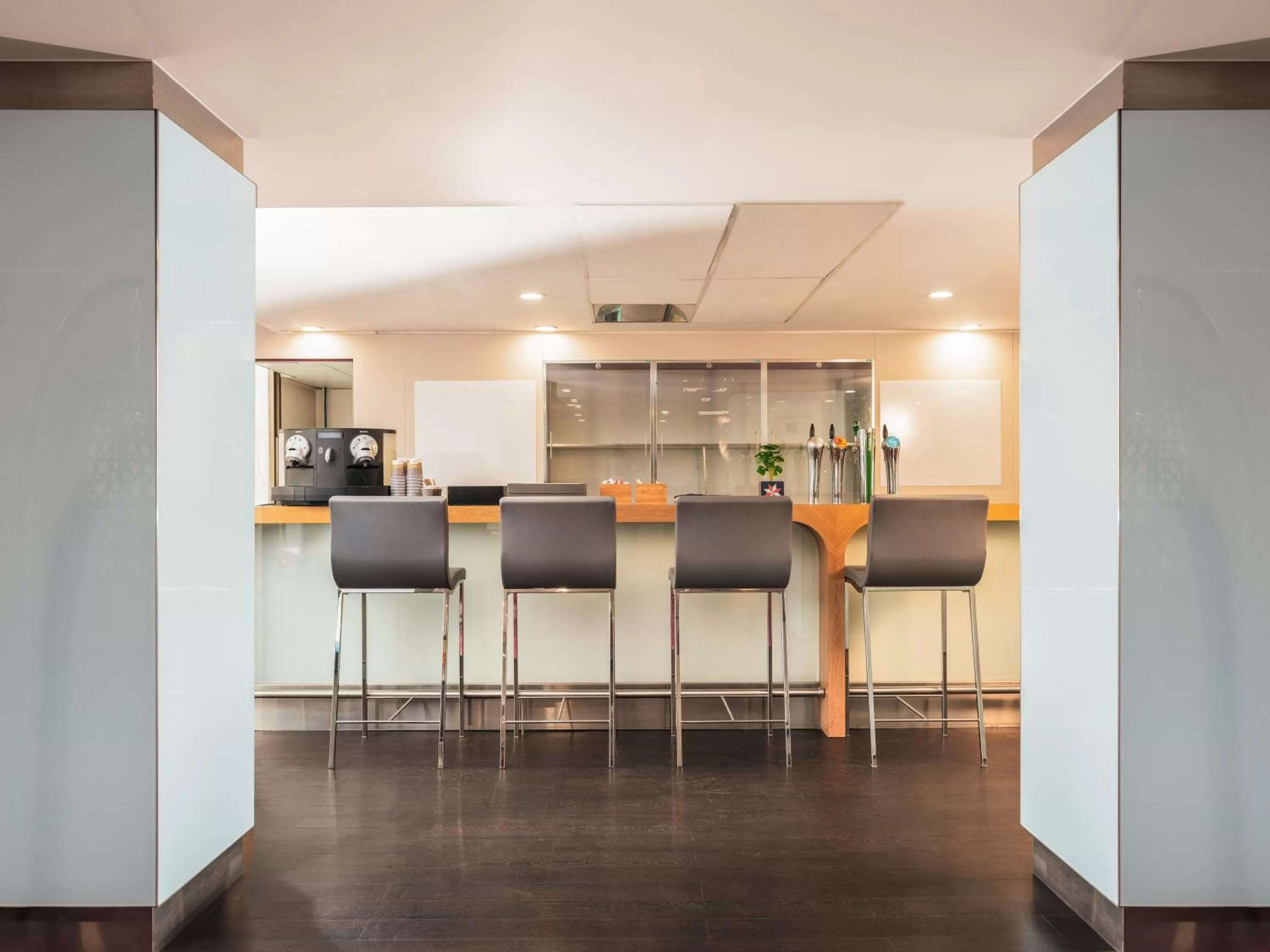 Lounge or bar in Mercure Paris Centre Tour Eiffel