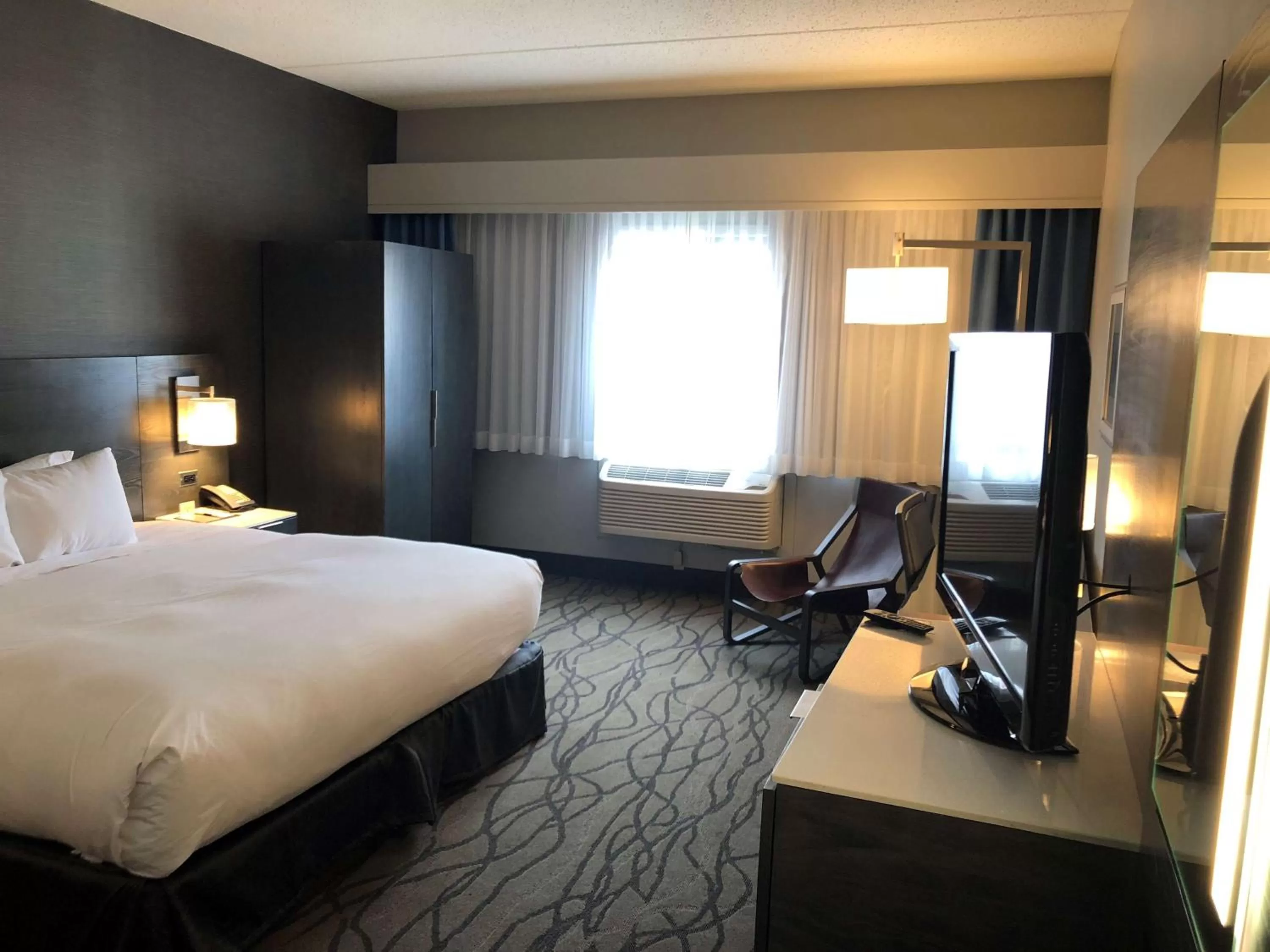 Bedroom, Bed in DoubleTree by Hilton Racine Harbourwalk