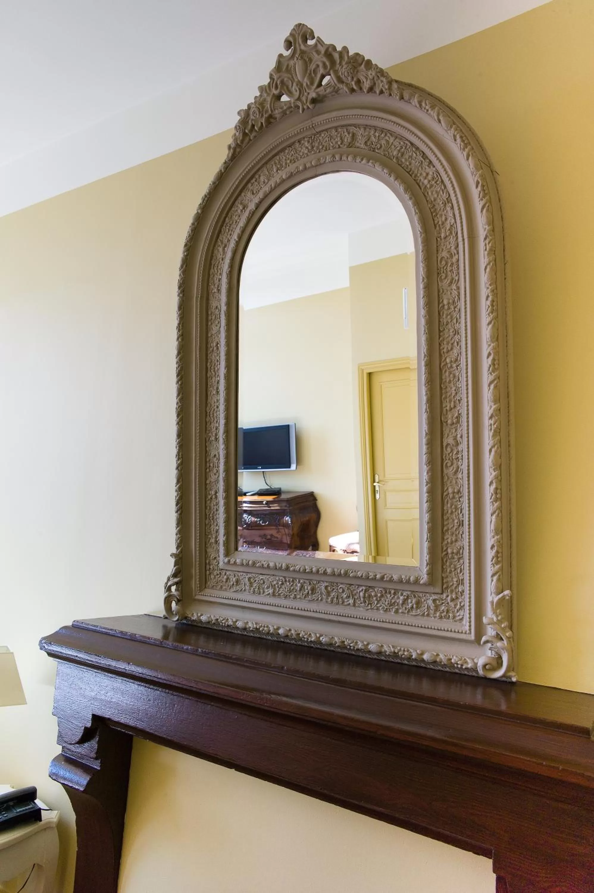 Bedroom in Hostellerie du Coq d'Or