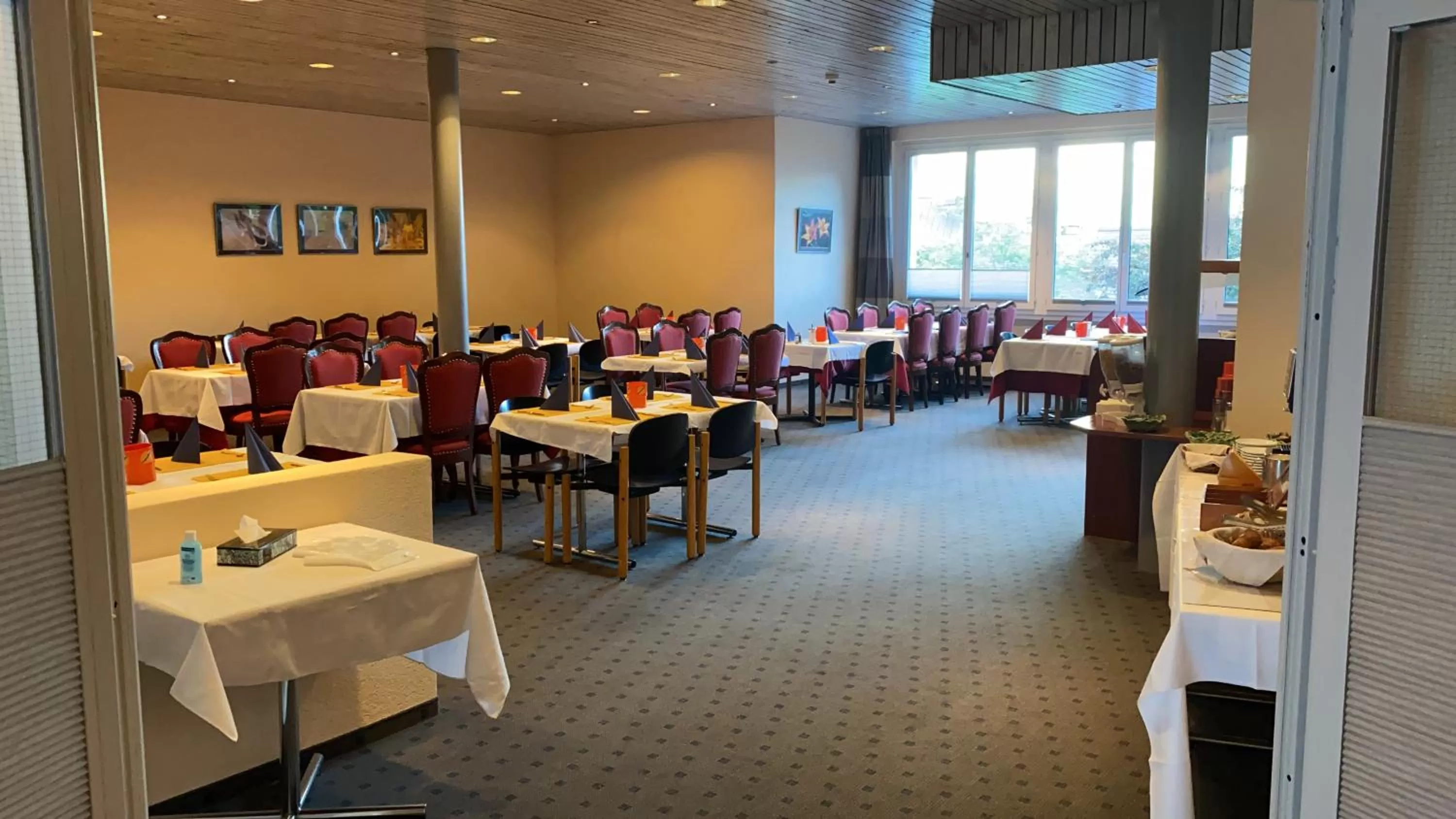 Restaurant/places to eat in Hotel Sherlock Holmes & Khana Restaurant "nur 200 m zur Gondelbahn Hasliberg"