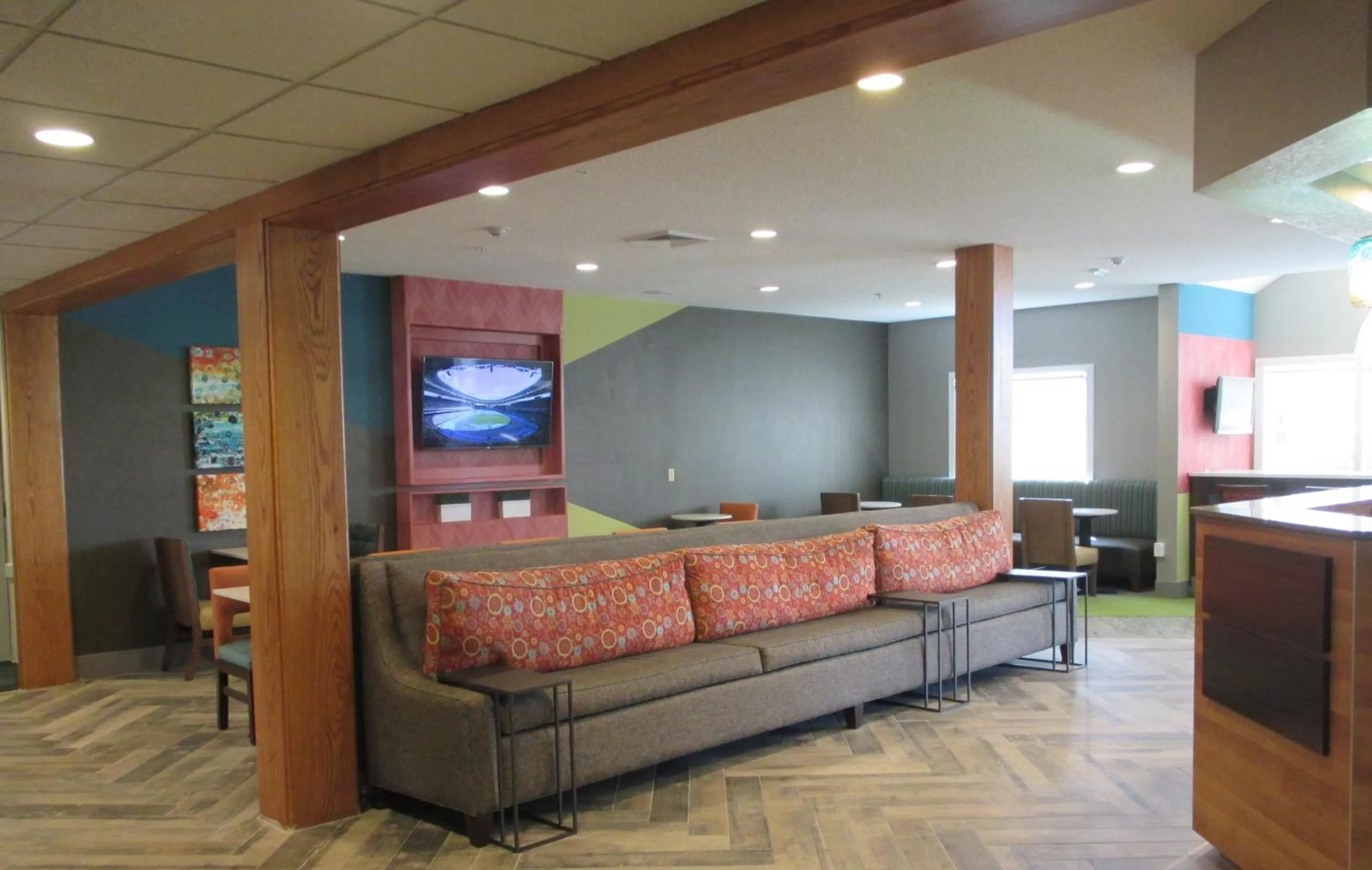 Communal lounge/ TV room in Best Western Plus Harrisburg Mechanicsburg