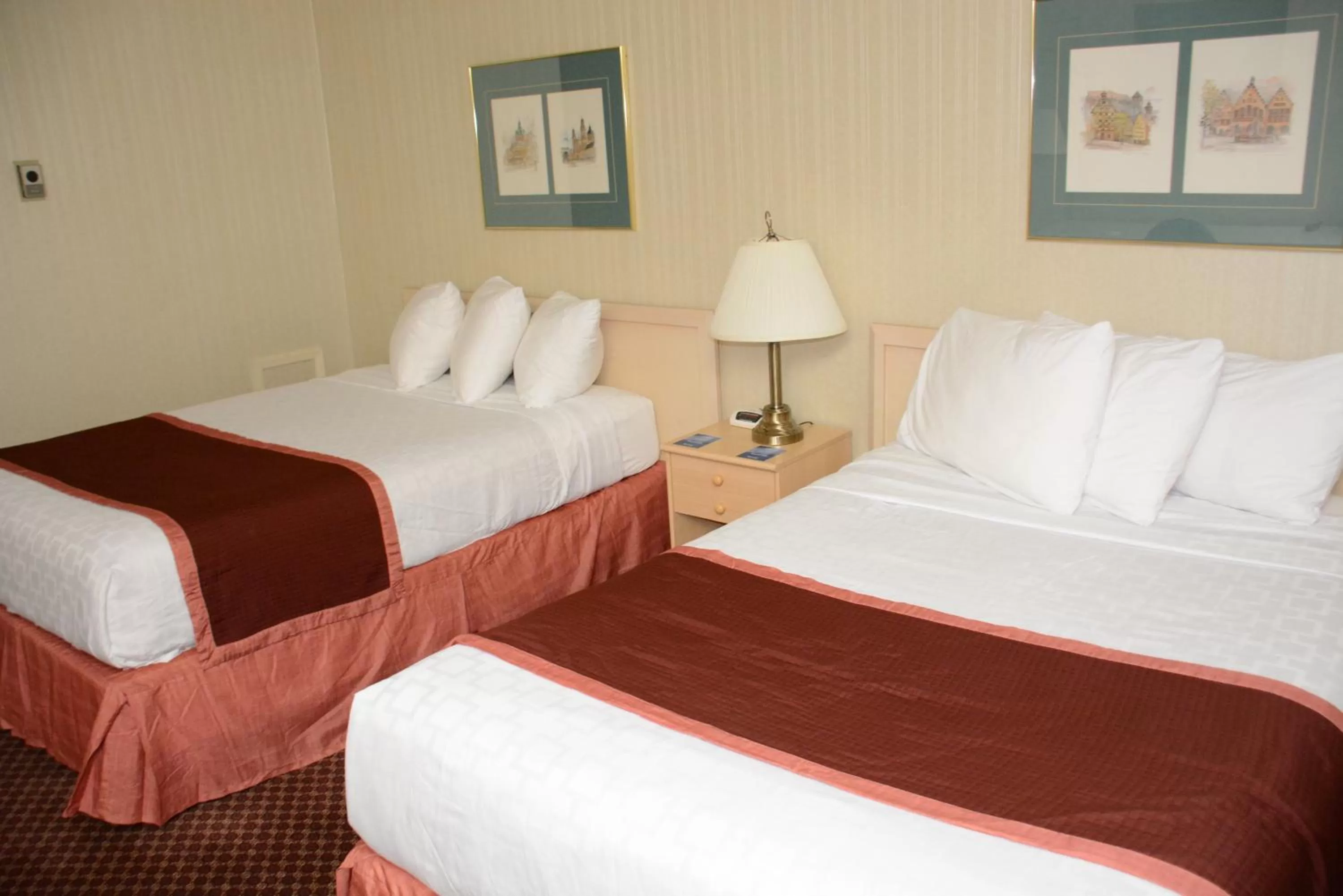 Bedroom, Bed in Travelodge by Wyndham Lethbridge