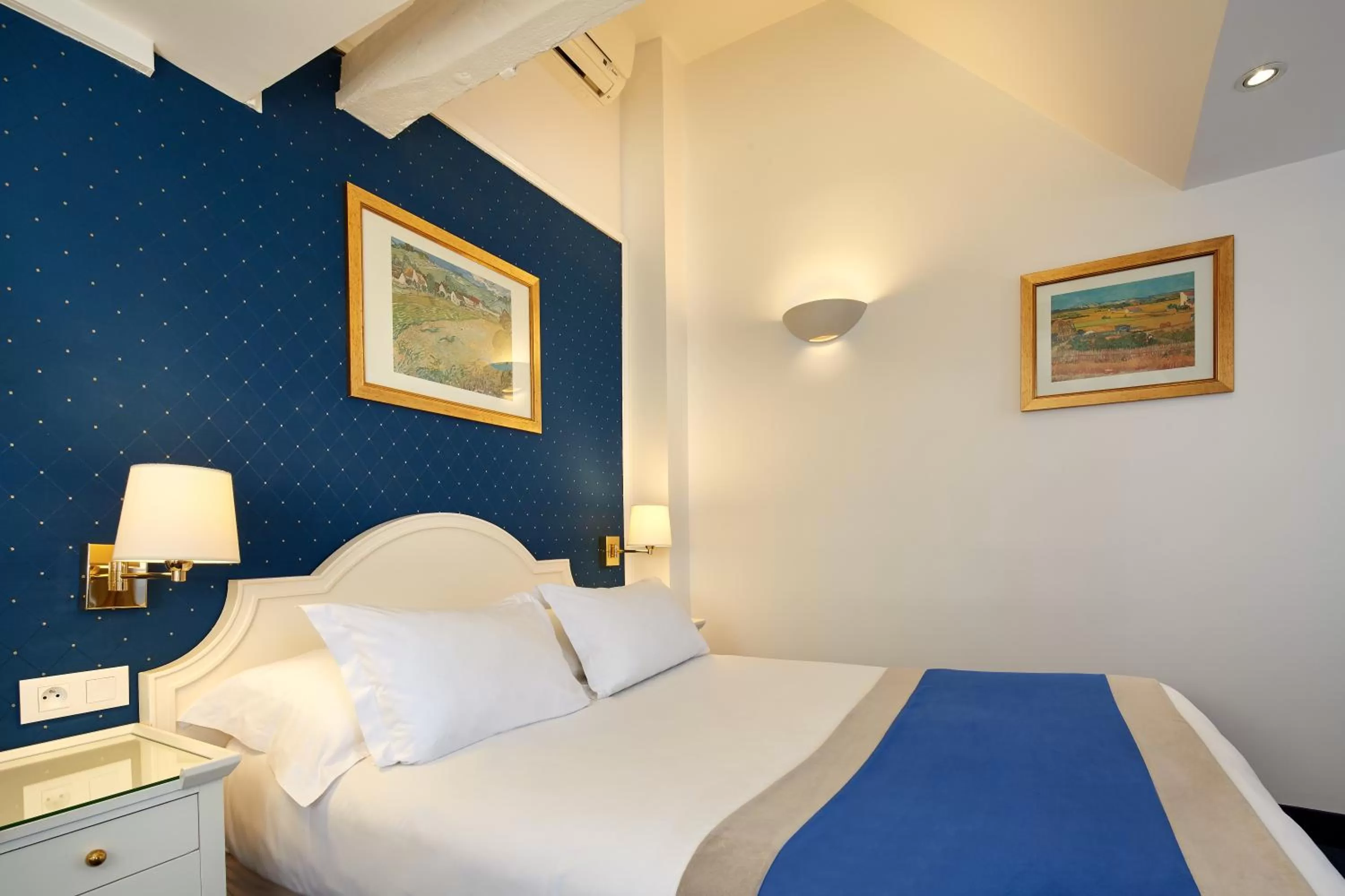 Bed in Austin's Arts Et Metiers Hotel