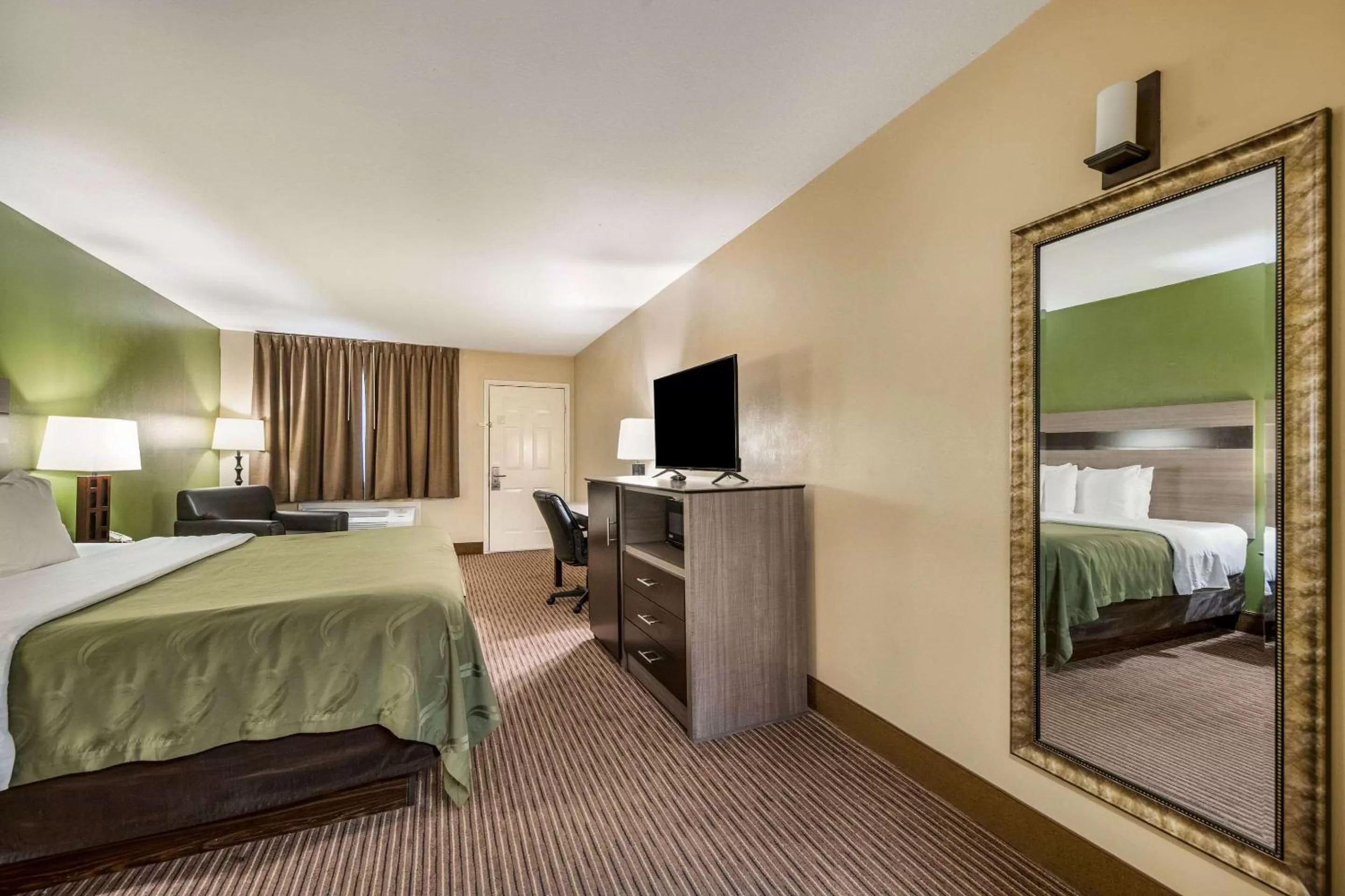 Bedroom, Bed in Quality Inn & Suites Garland - East Dallas