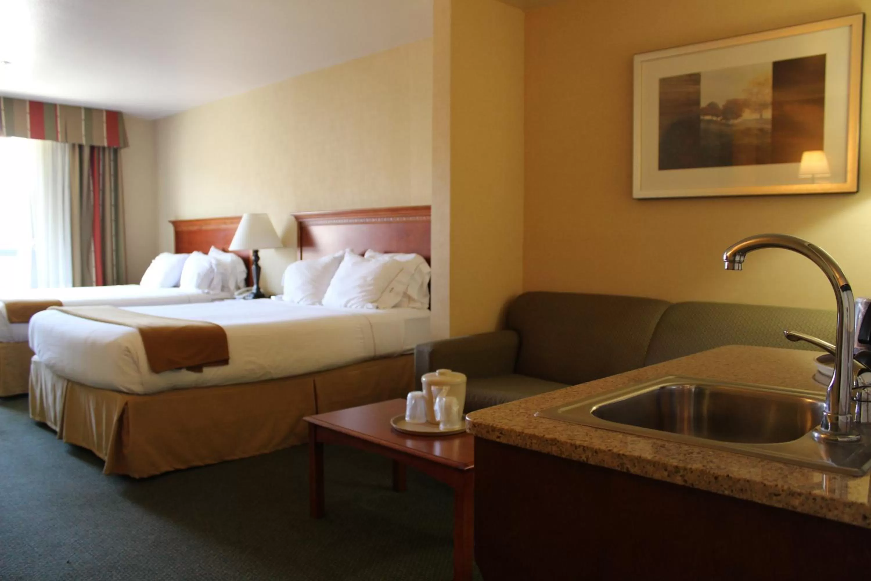 Bed in Holiday Inn Express Tehachapi by IHG