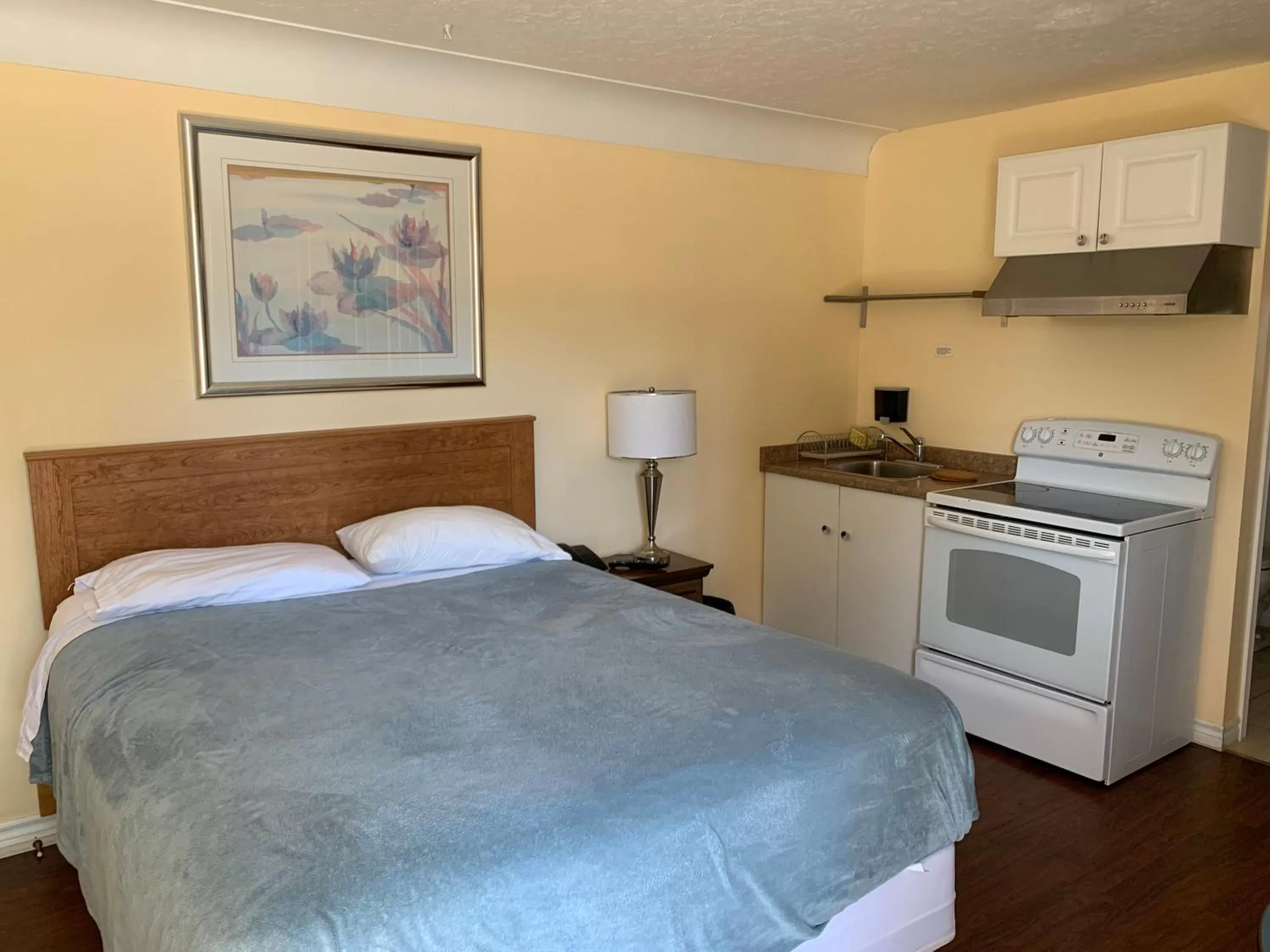 Kitchen or kitchenette, Bed in Sunparlor Motel