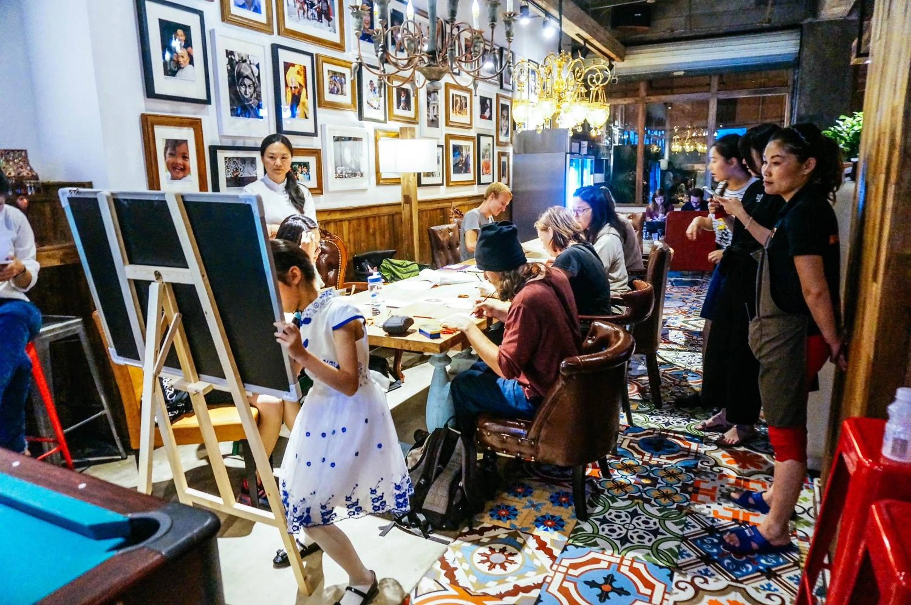 Lounge or bar in SONDERIA Lazybones Hostel- Wenshu Temple Side, Chill Hostel with All-Day Brunch, Travel Agency in English & Local Bar Vibes