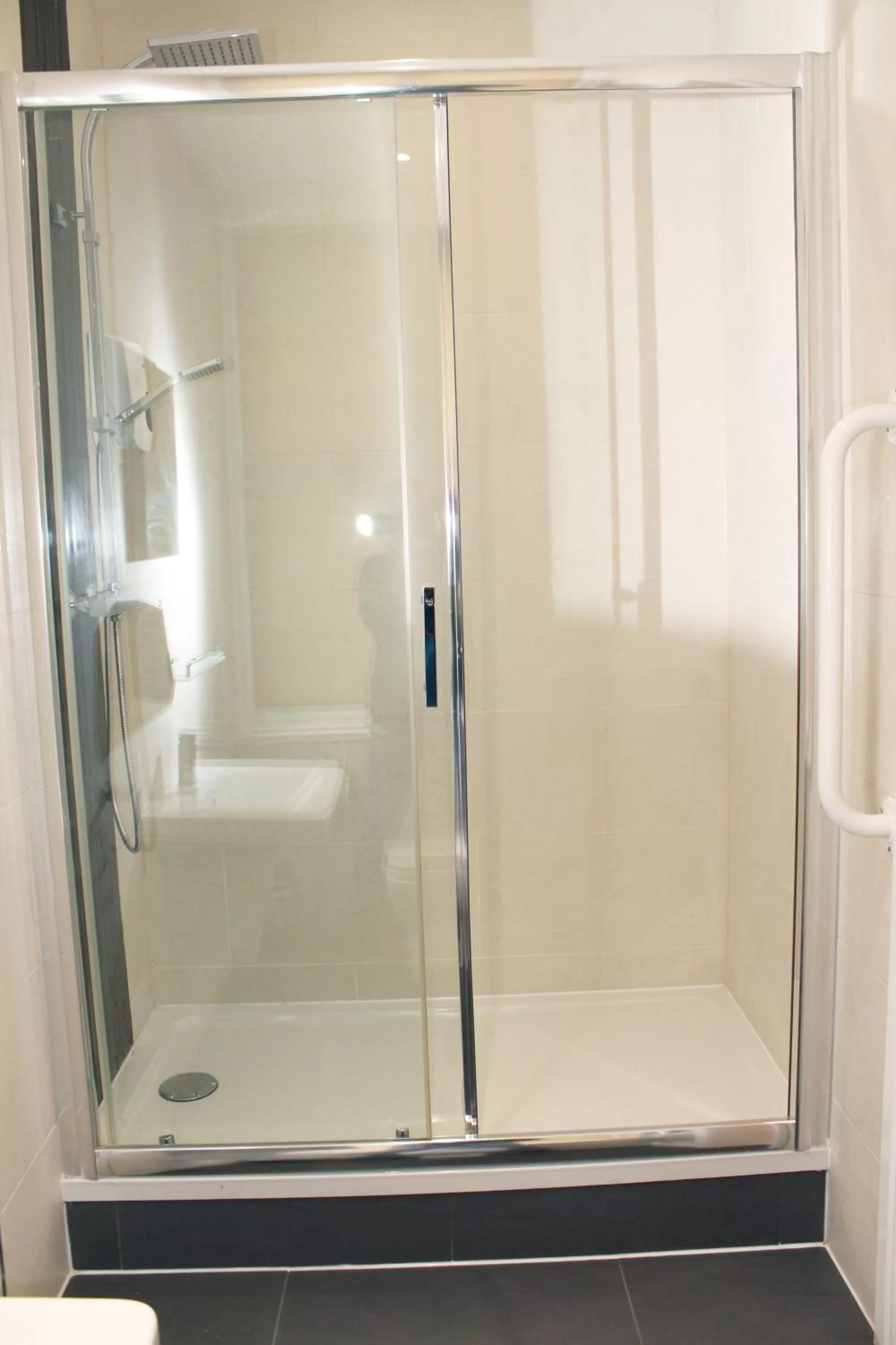 Bathroom in Flexistay Leicester Gable Aparthotel