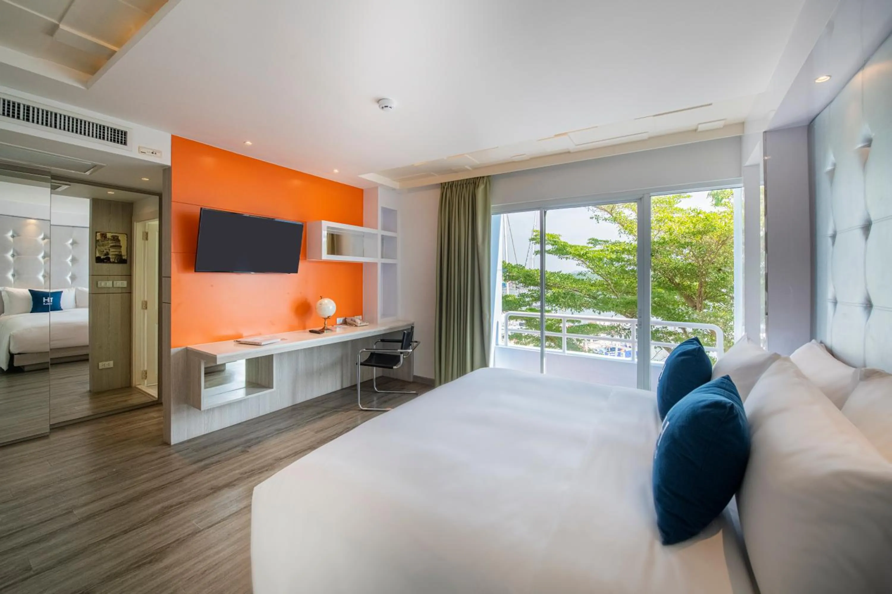 Seating area, Bed in NH Boat Lagoon Phuket Resort