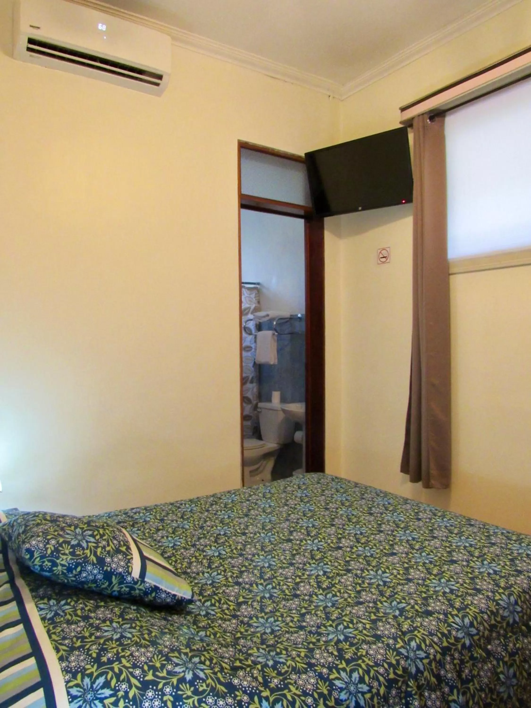 Bed in Hotel La Guaria Inn & Suites