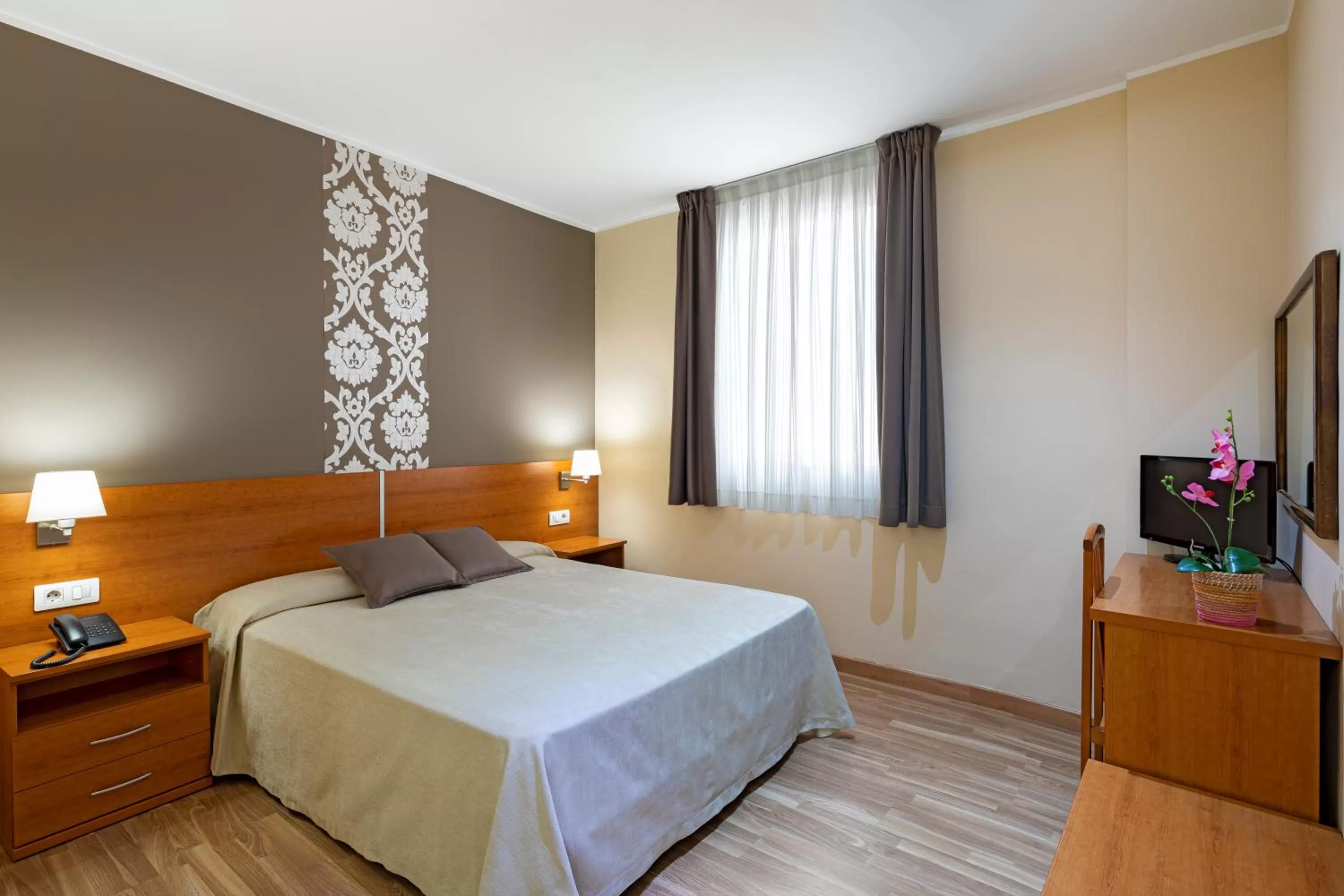 Photo of the whole room, Bed in Catalunya