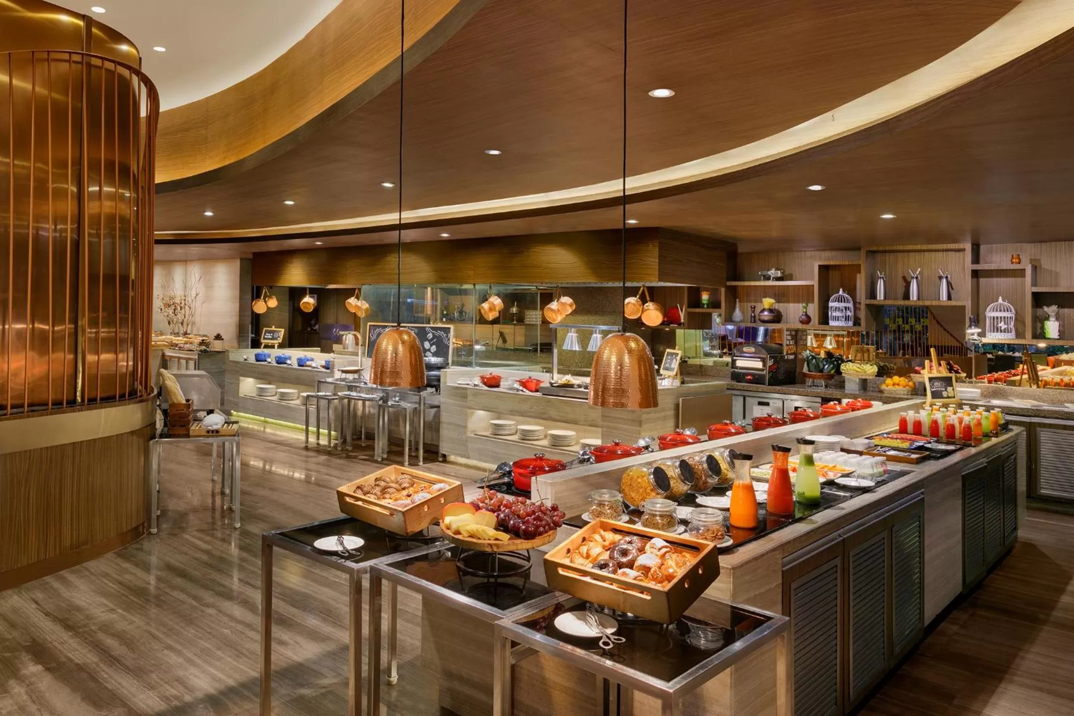 Restaurant/places to eat in Novotel Ahmedabad