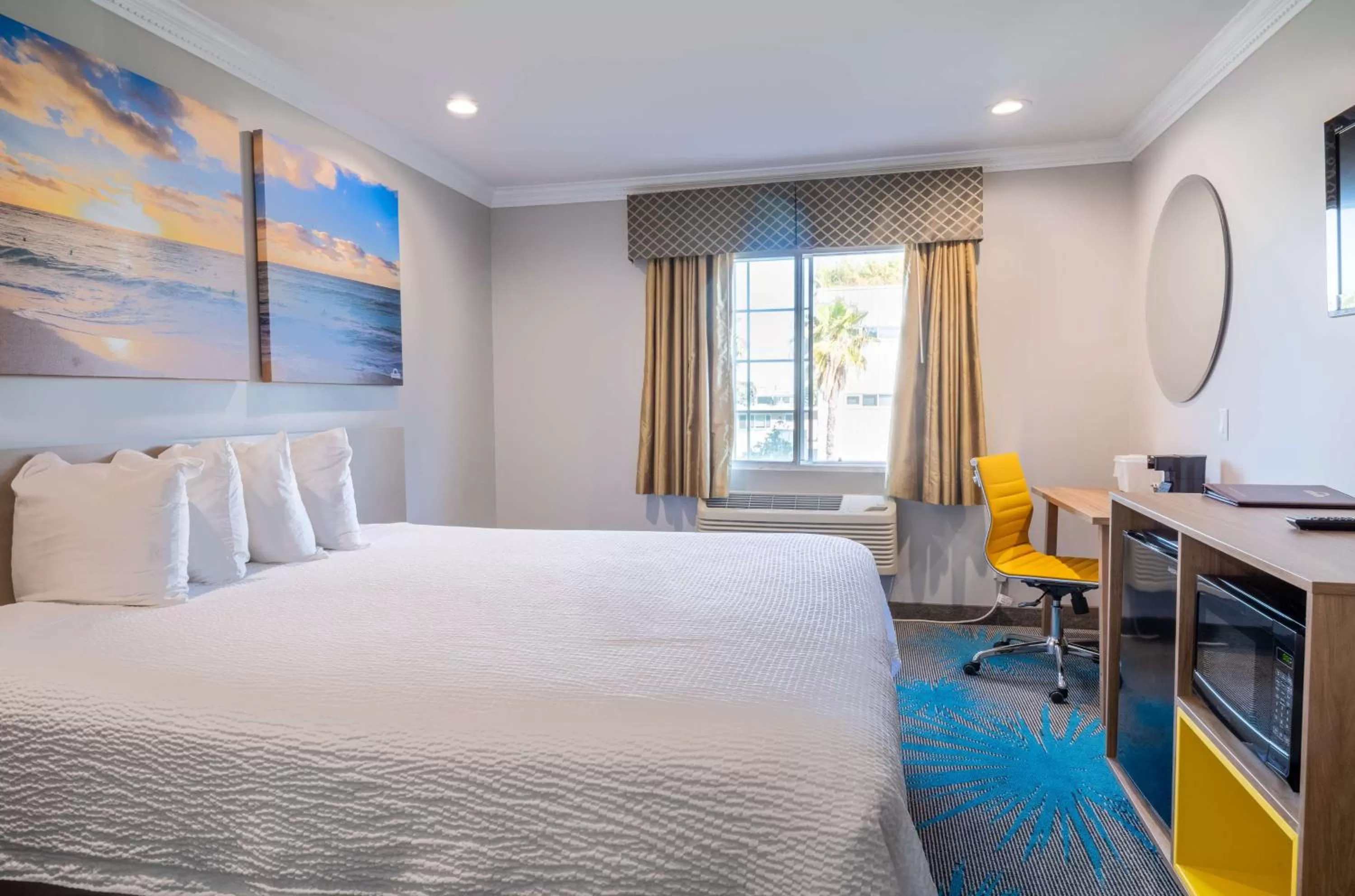 Bedroom, Bed in Days Inn by Wyndham Santa Monica