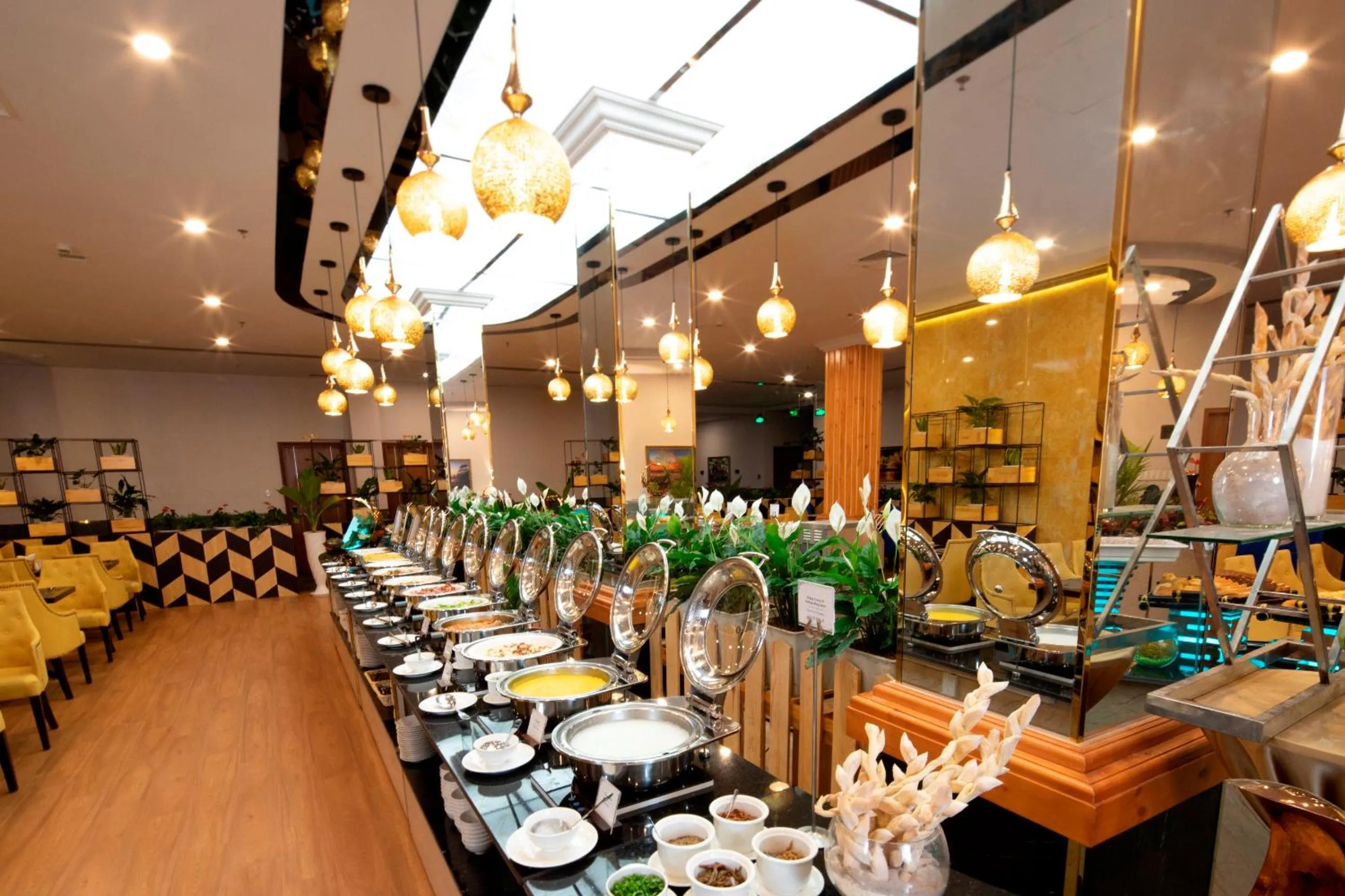 Restaurant/places to eat in Ladalat Hotel