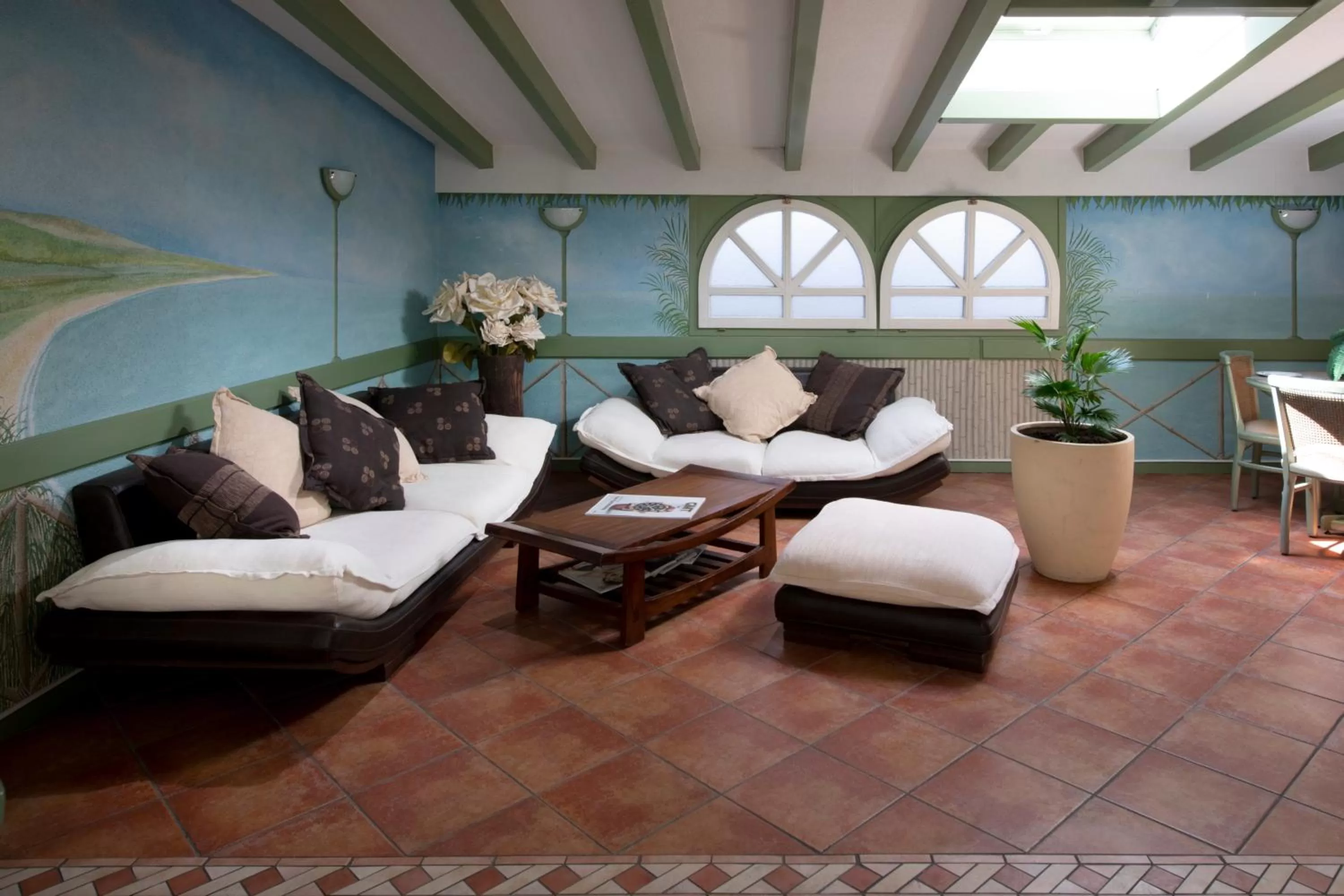 Communal lounge/ TV room in Hôtel du Port