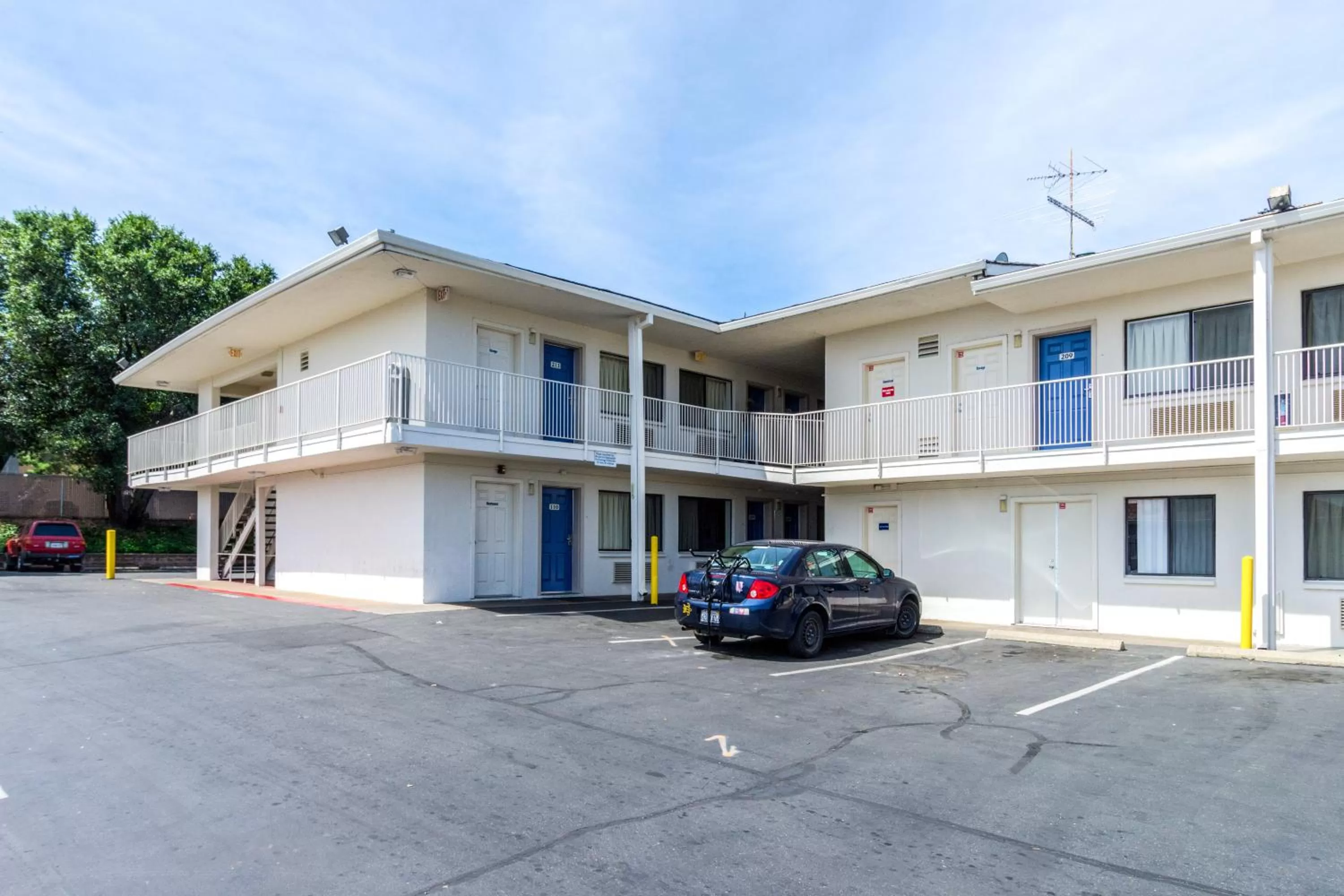 Facade/entrance in Motel 6-Redding, CA - Central
