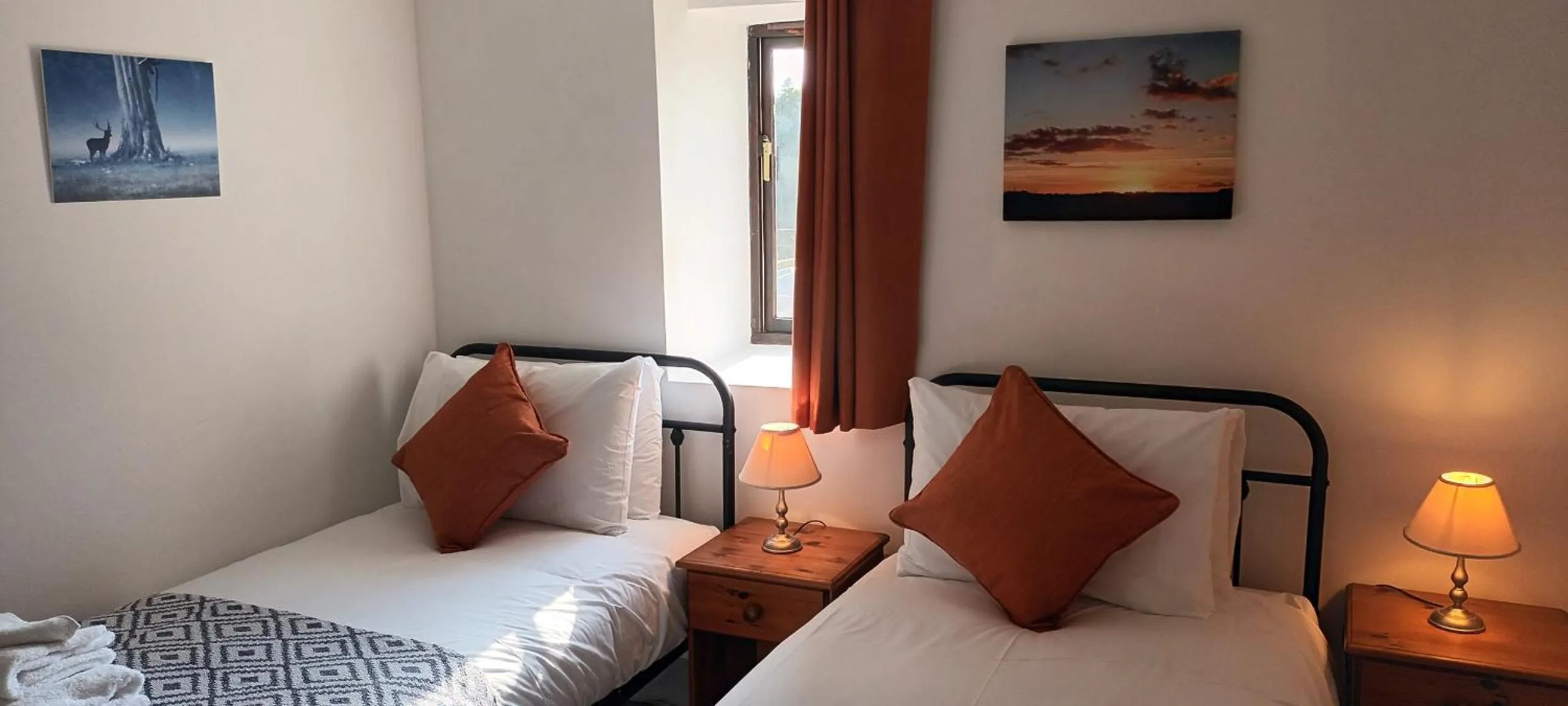 Bedroom, Bed in The Wheatsheaf