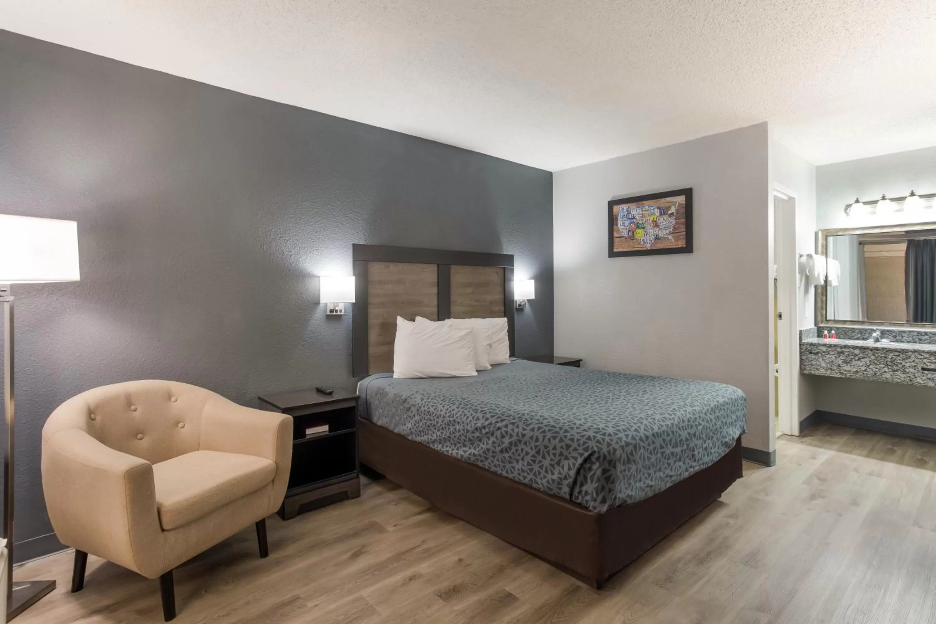 Bed in Econo Lodge Cave City