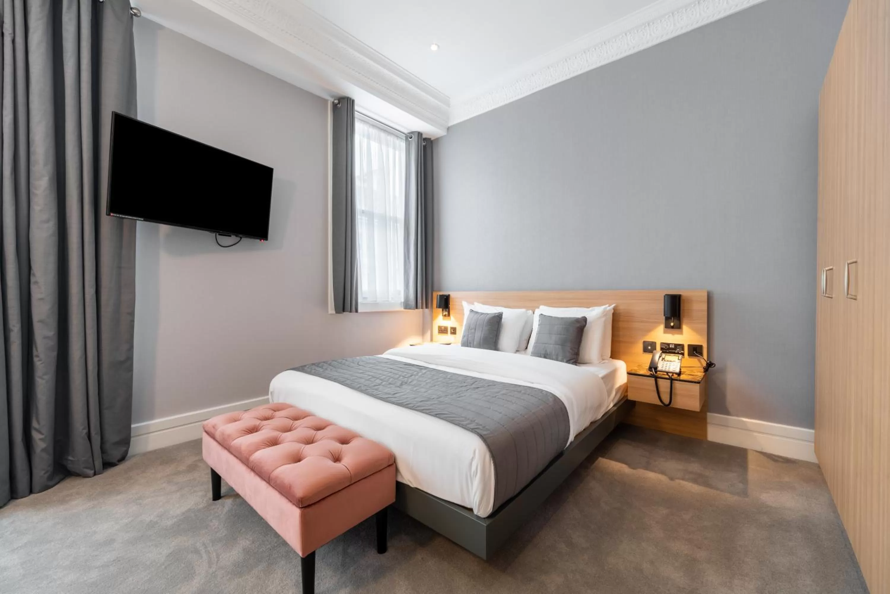 Bedroom, Bed in Gainsborough Hotel