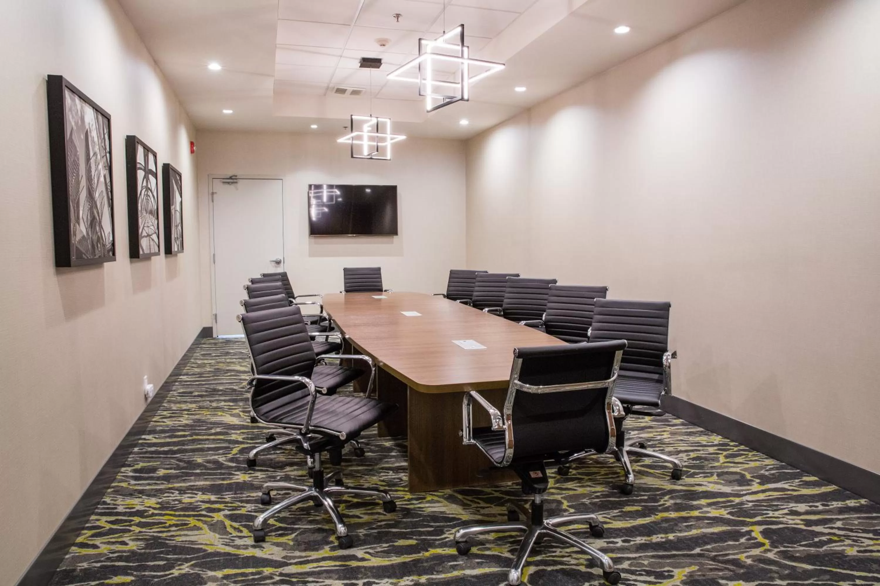 Meeting/conference room in Holiday Inn Hotel & Suites Calgary South - Conference Ctr by IHG