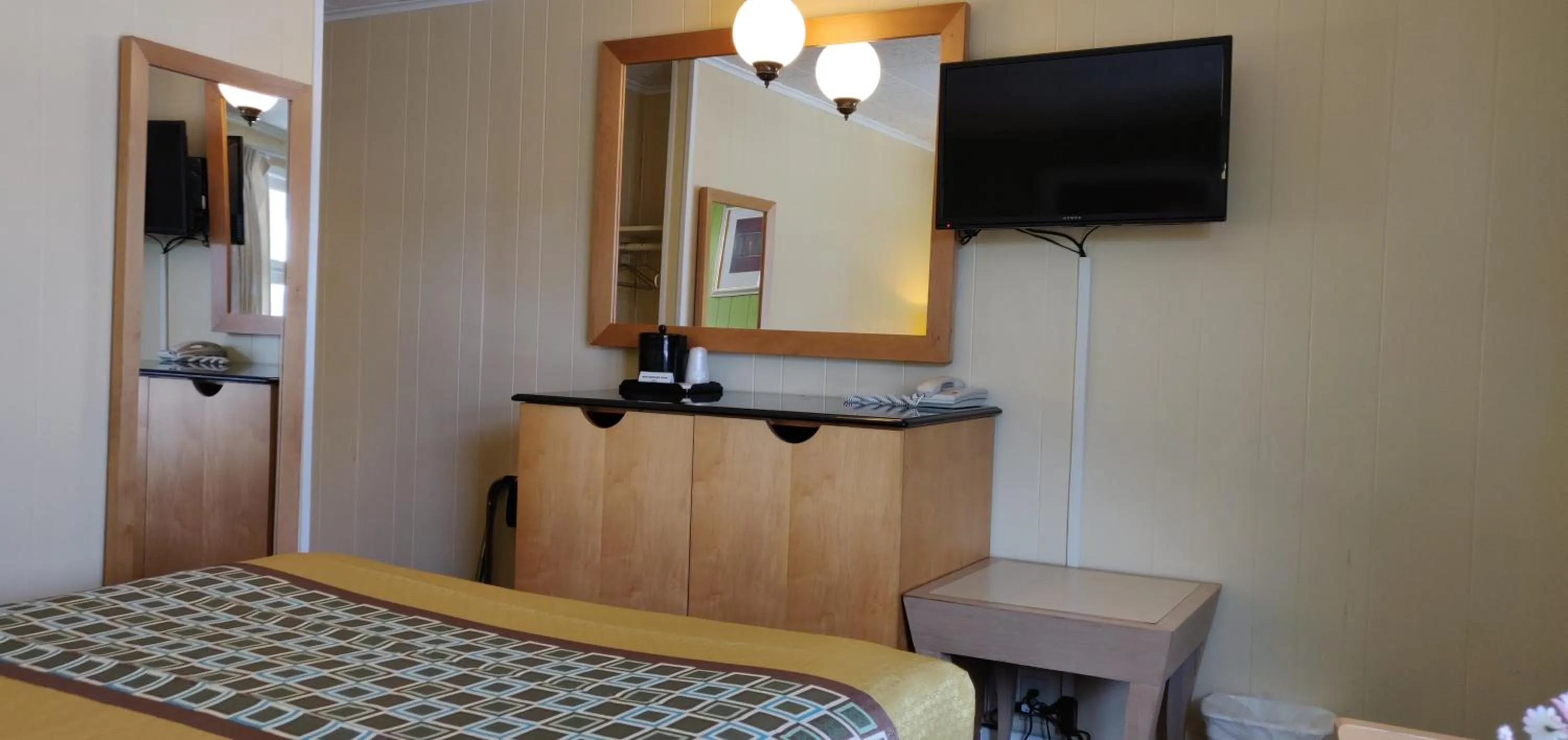 Bed in Pinebrook Motel