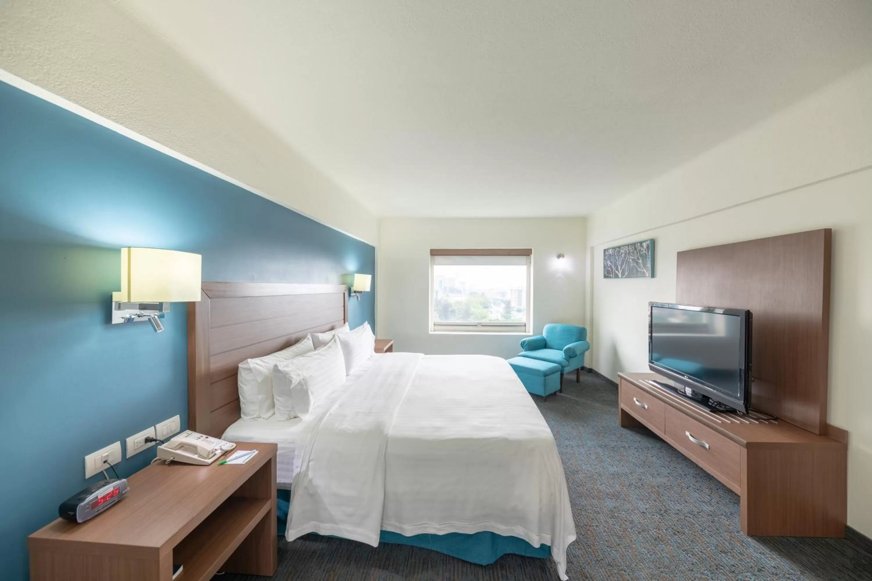 Bedroom, Bed in Holiday Inn Guadalajara Expo Plaza del Sol by IHG