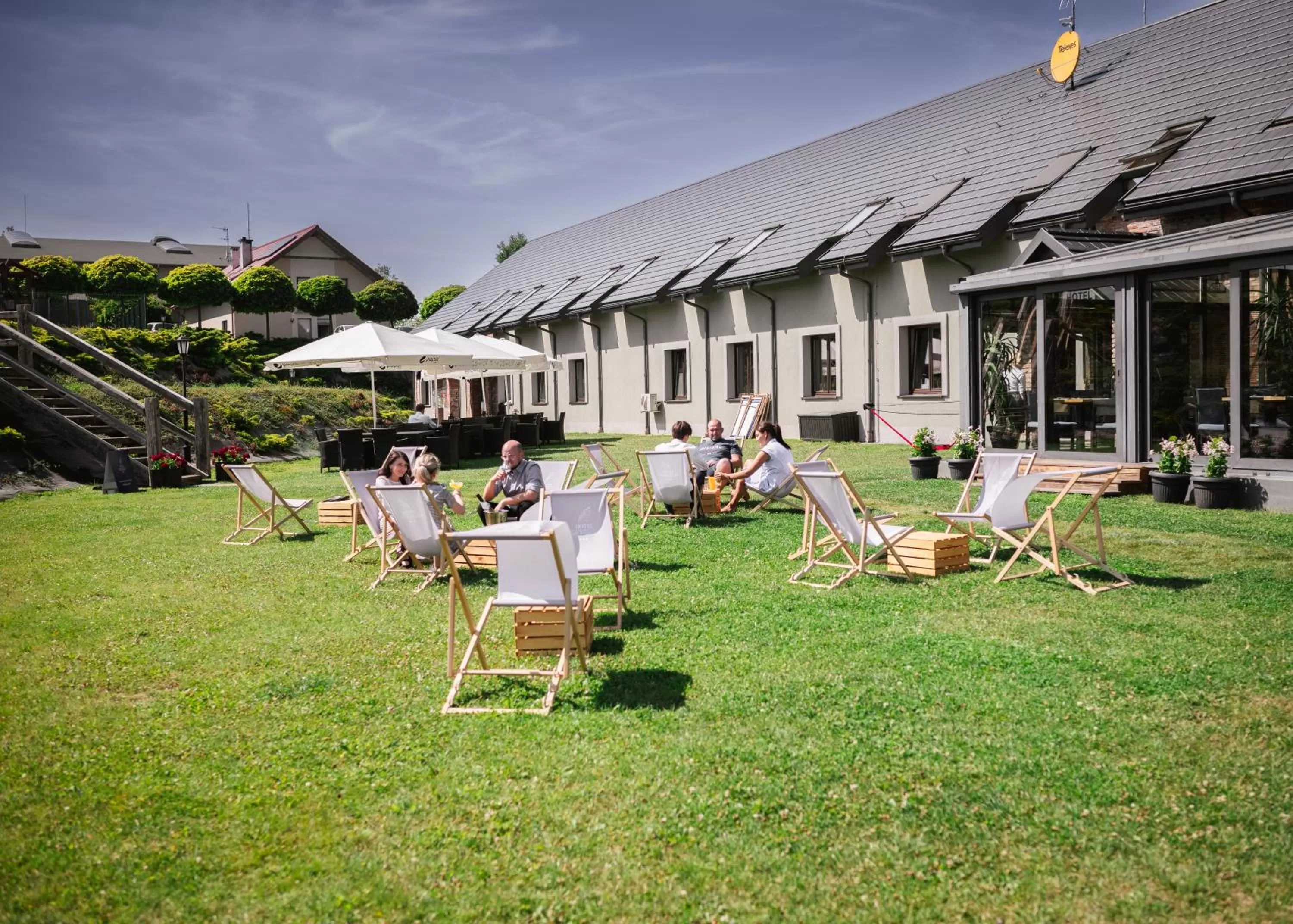 Restaurant/places to eat in Hotel Szary Residence