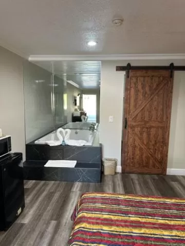 Photo of the whole room, Bed in Chino Motel