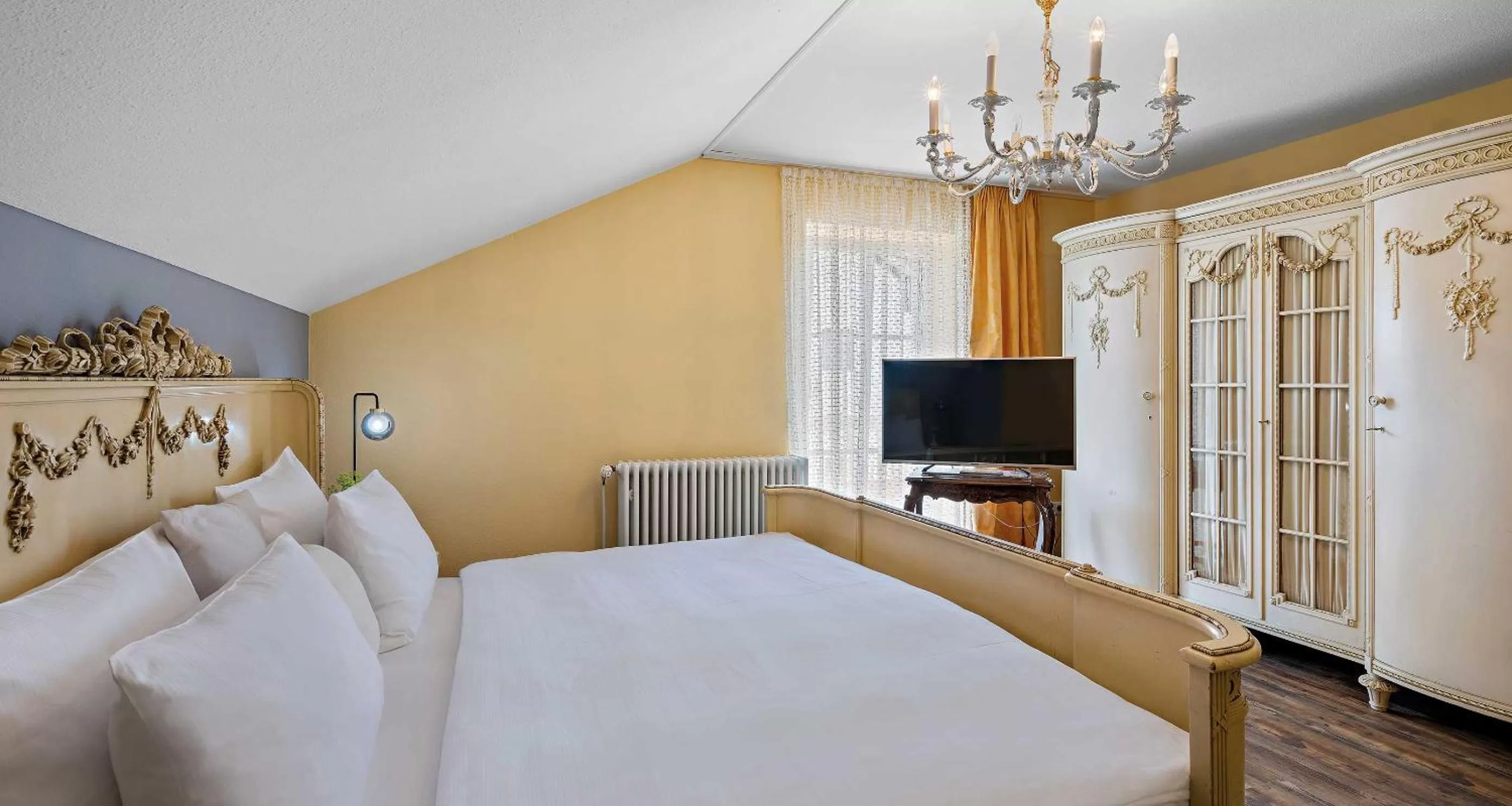 Bed in Hotel St Leonhard