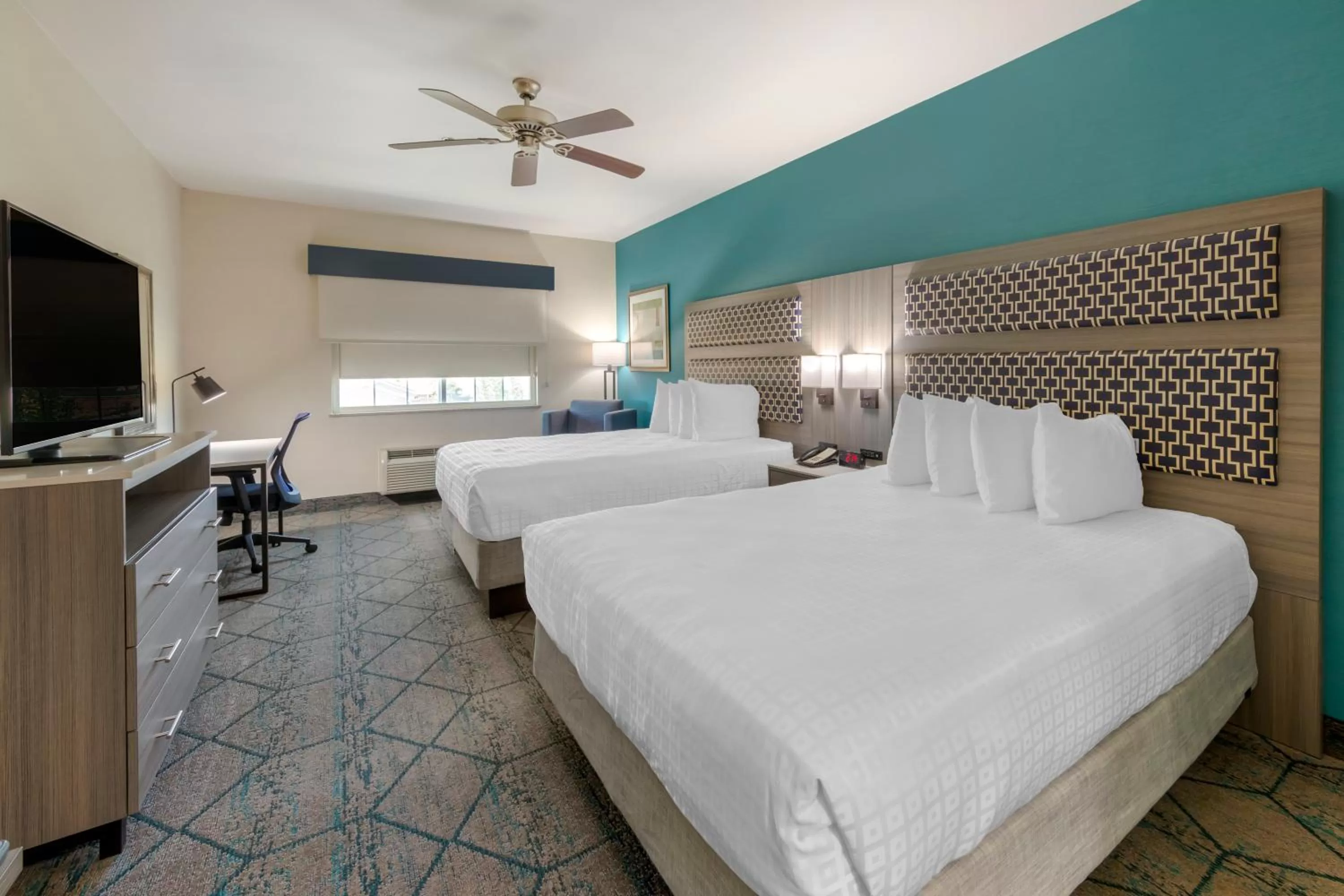 Bed in Best Western Plus Wasco Inn & Suites