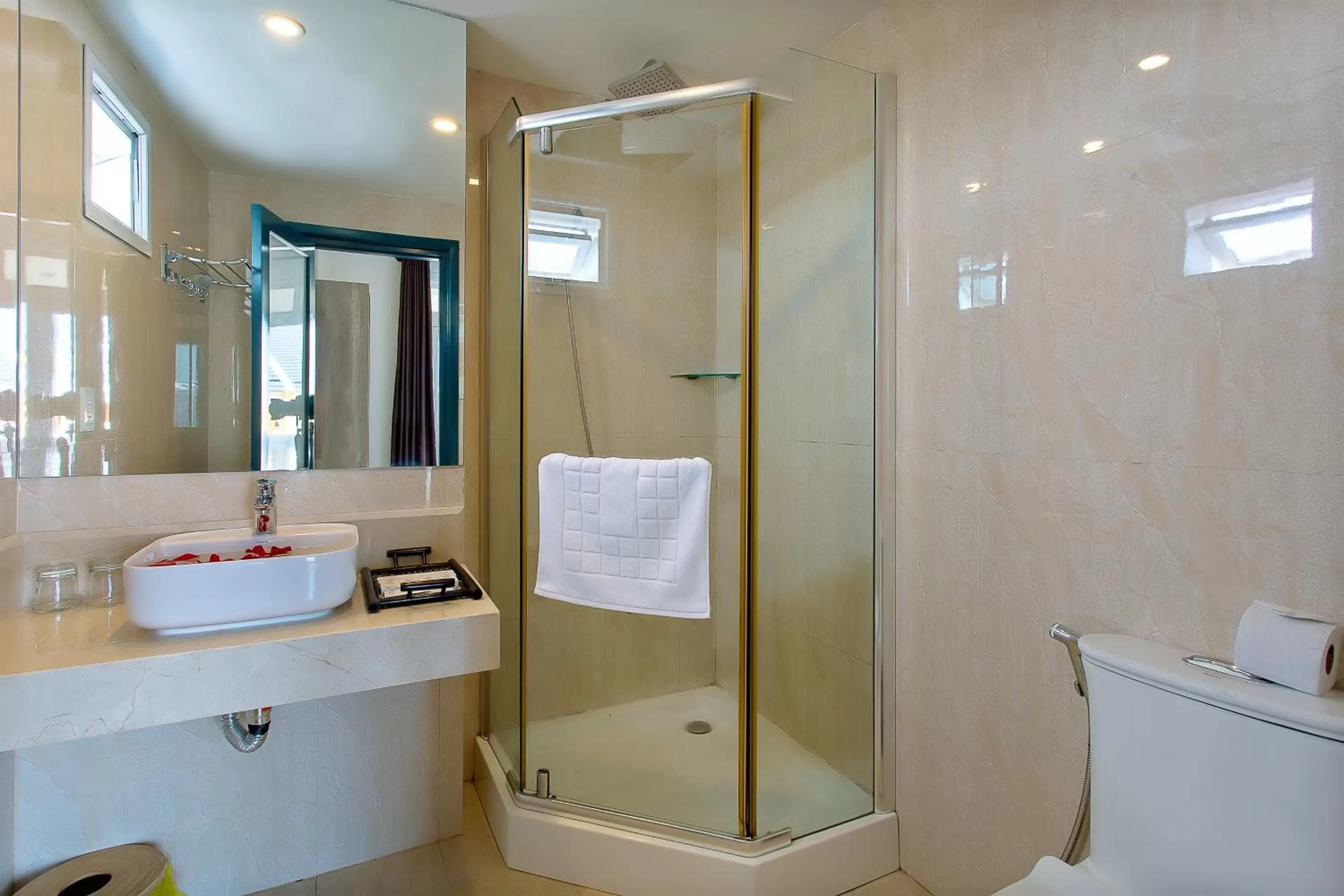 Bathroom in Hoi An Aurora Riverside Hotel and Spa