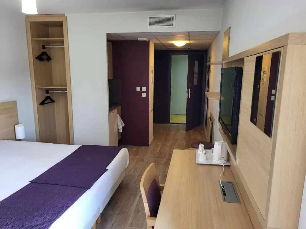 Bedroom, Bed in EastLodge Lyon Est Eurexpo