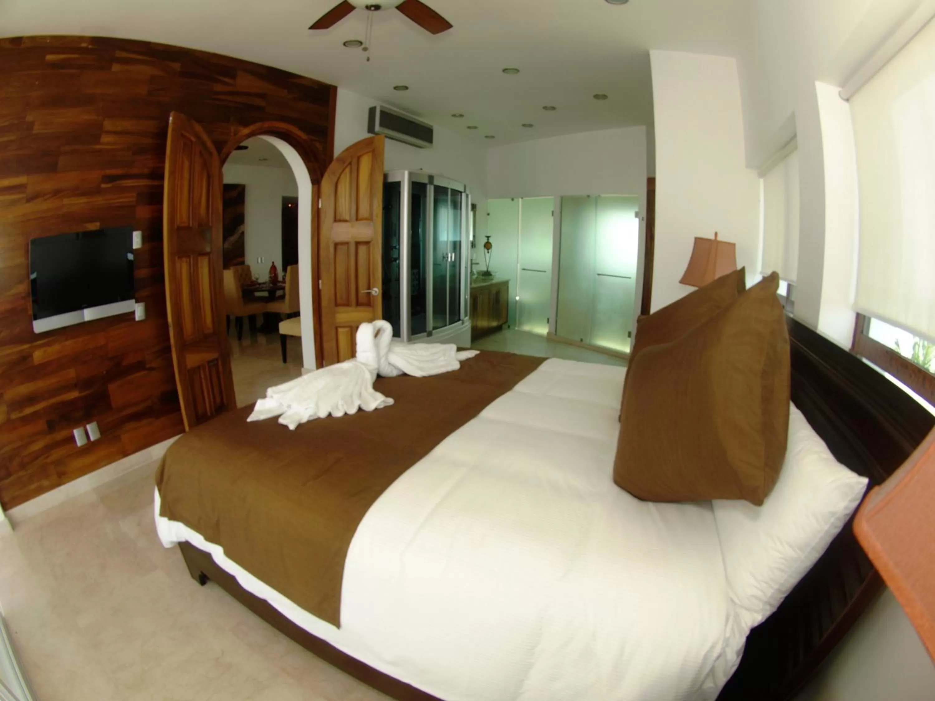 Photo of the whole room, Bed in Mondavi