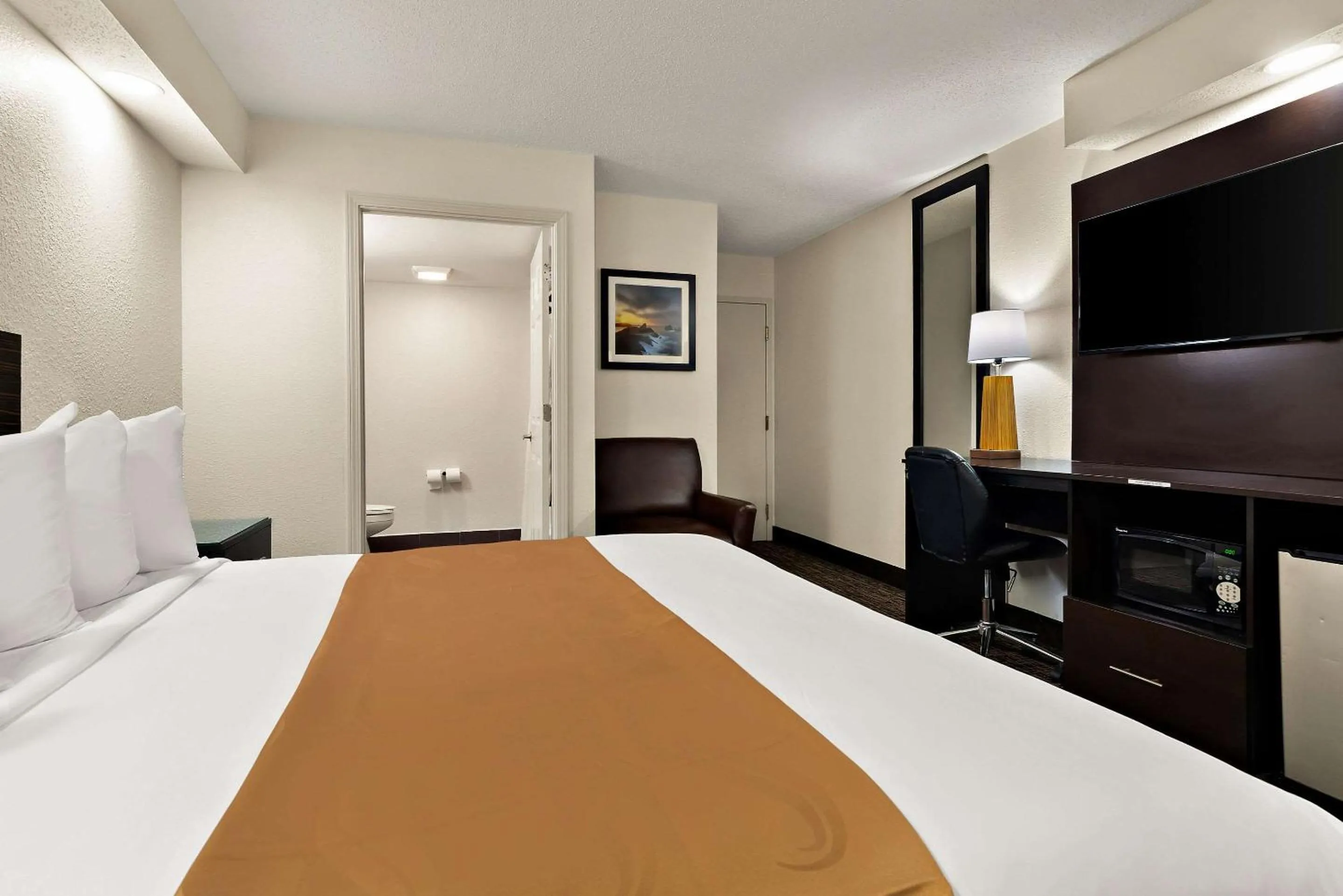 Bedroom in Quality Inn Memphis Northeast near I-40