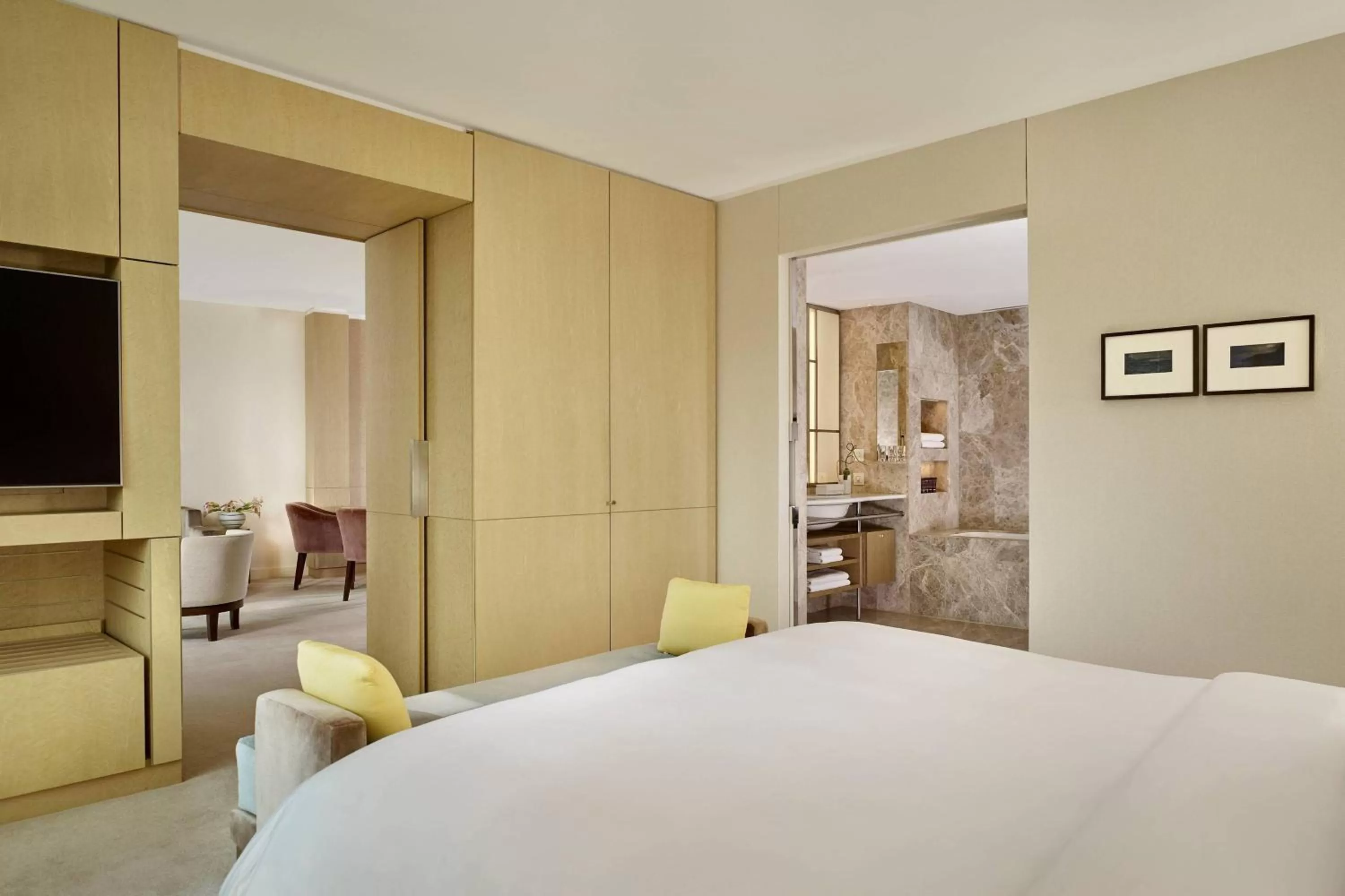 Lounge or bar, Bed in The Ritz-Carlton, Wolfsburg