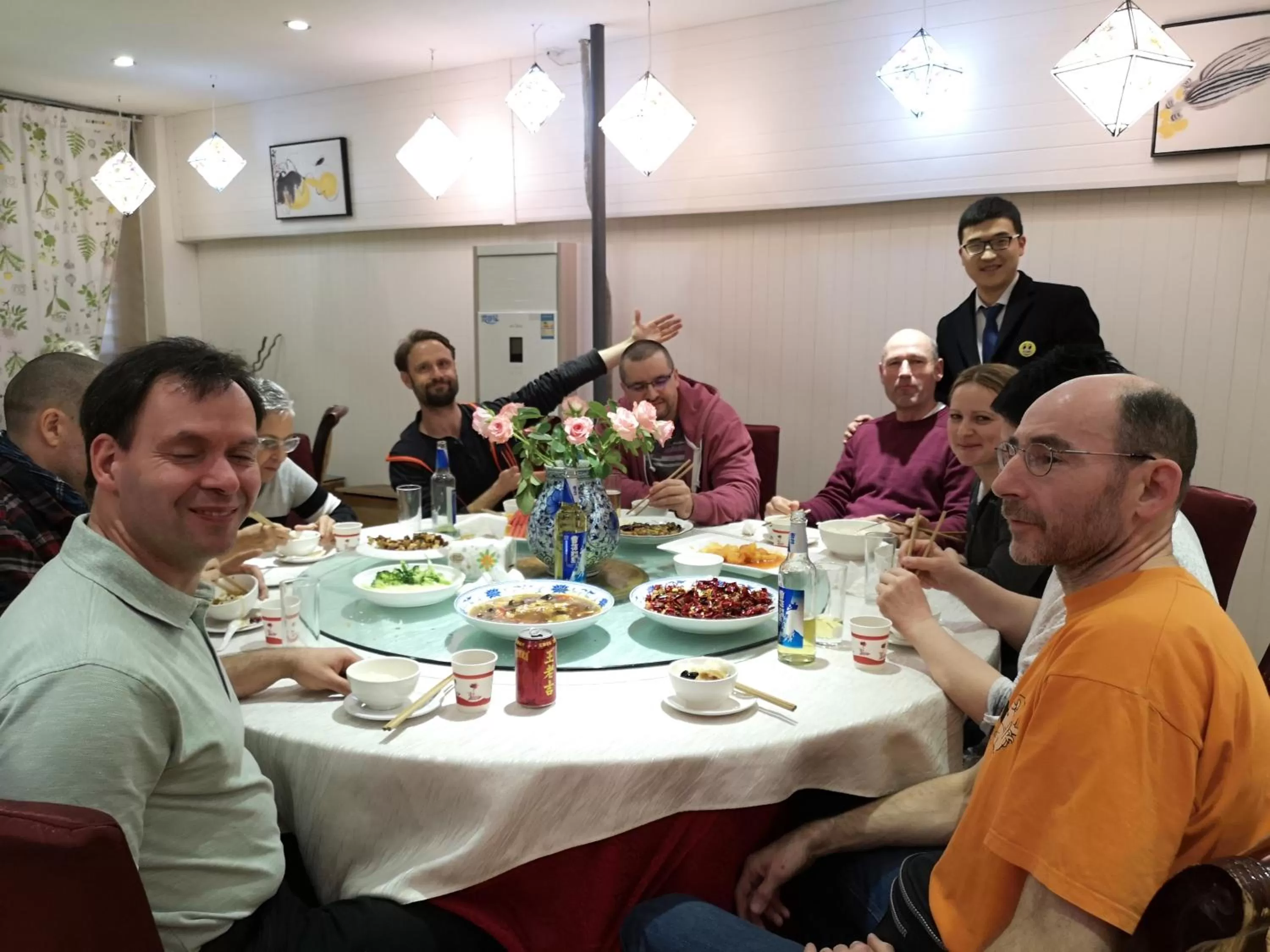 People in Wenjun Courtyard Hotel---3mins walk from Tonghuimen metro station ,next to People`s Park, fluent English service ,travel agency