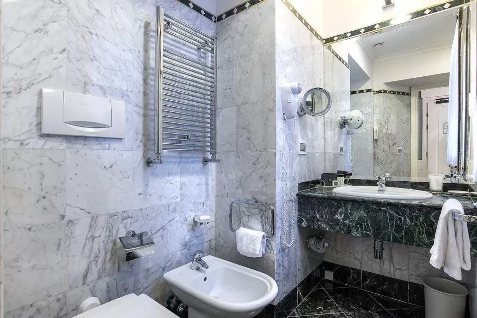 Bathroom in Albergo del Senato