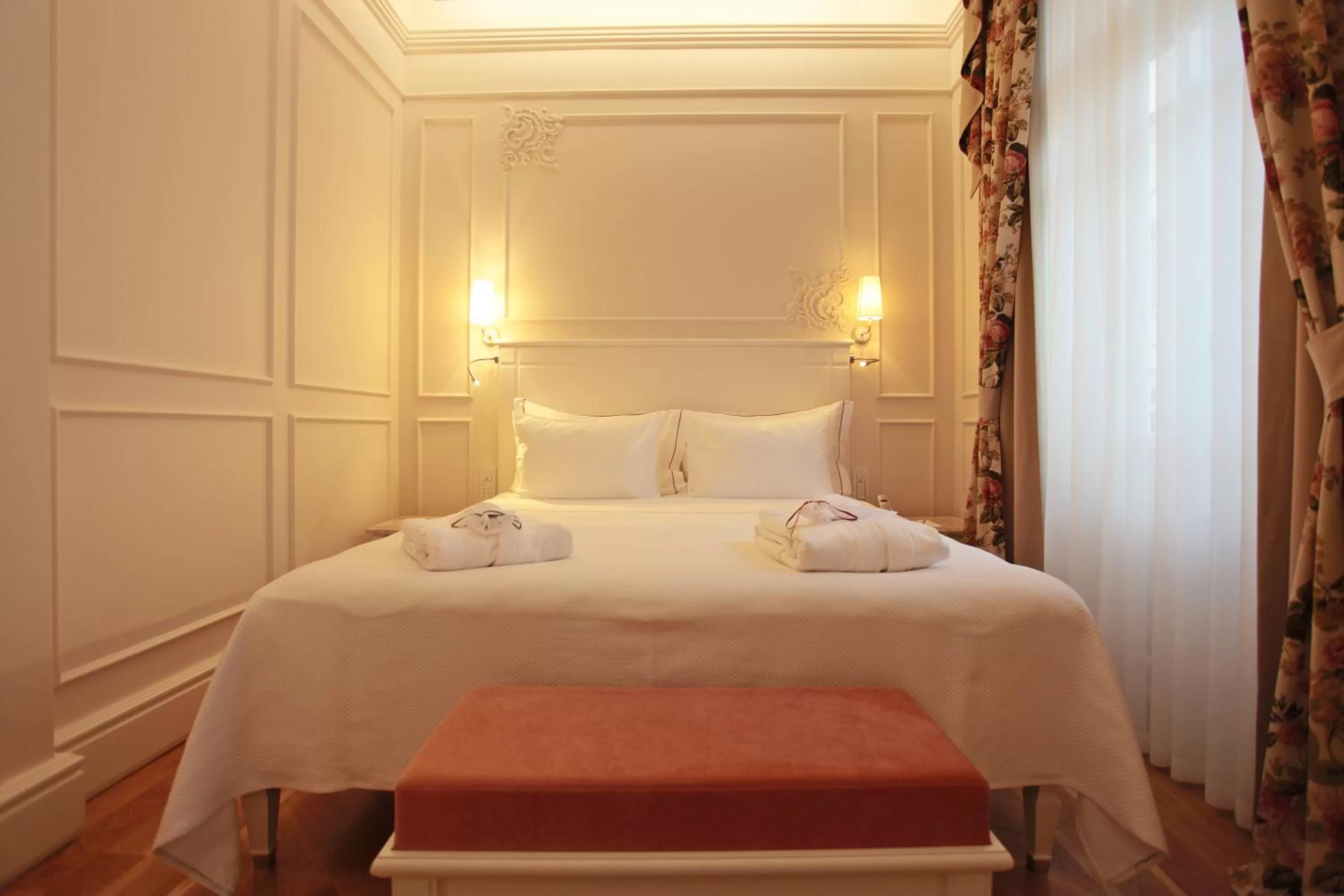 Bed in Corinne Art & Boutique Hotel