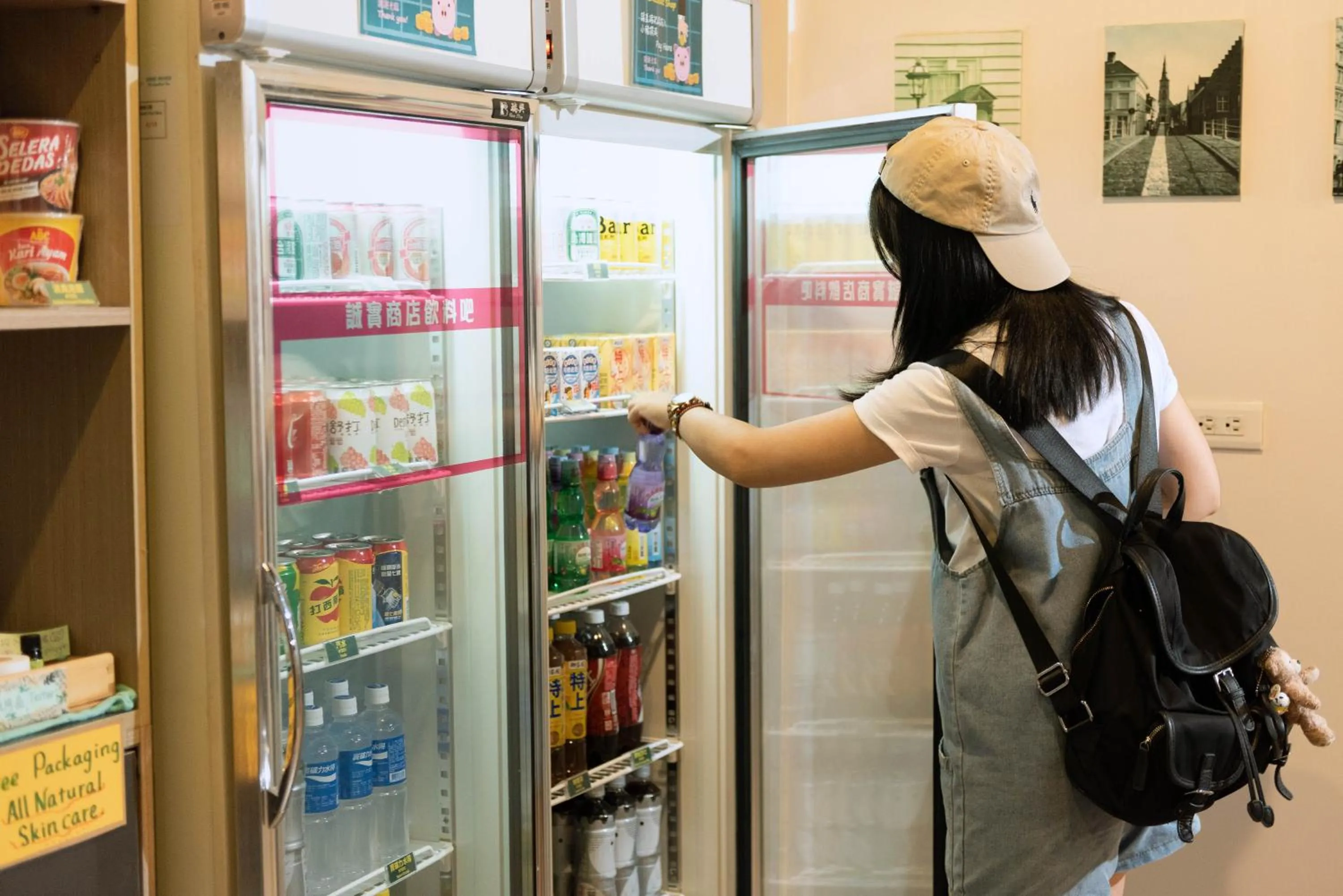 On-site shops in Uno Backpackers Inn