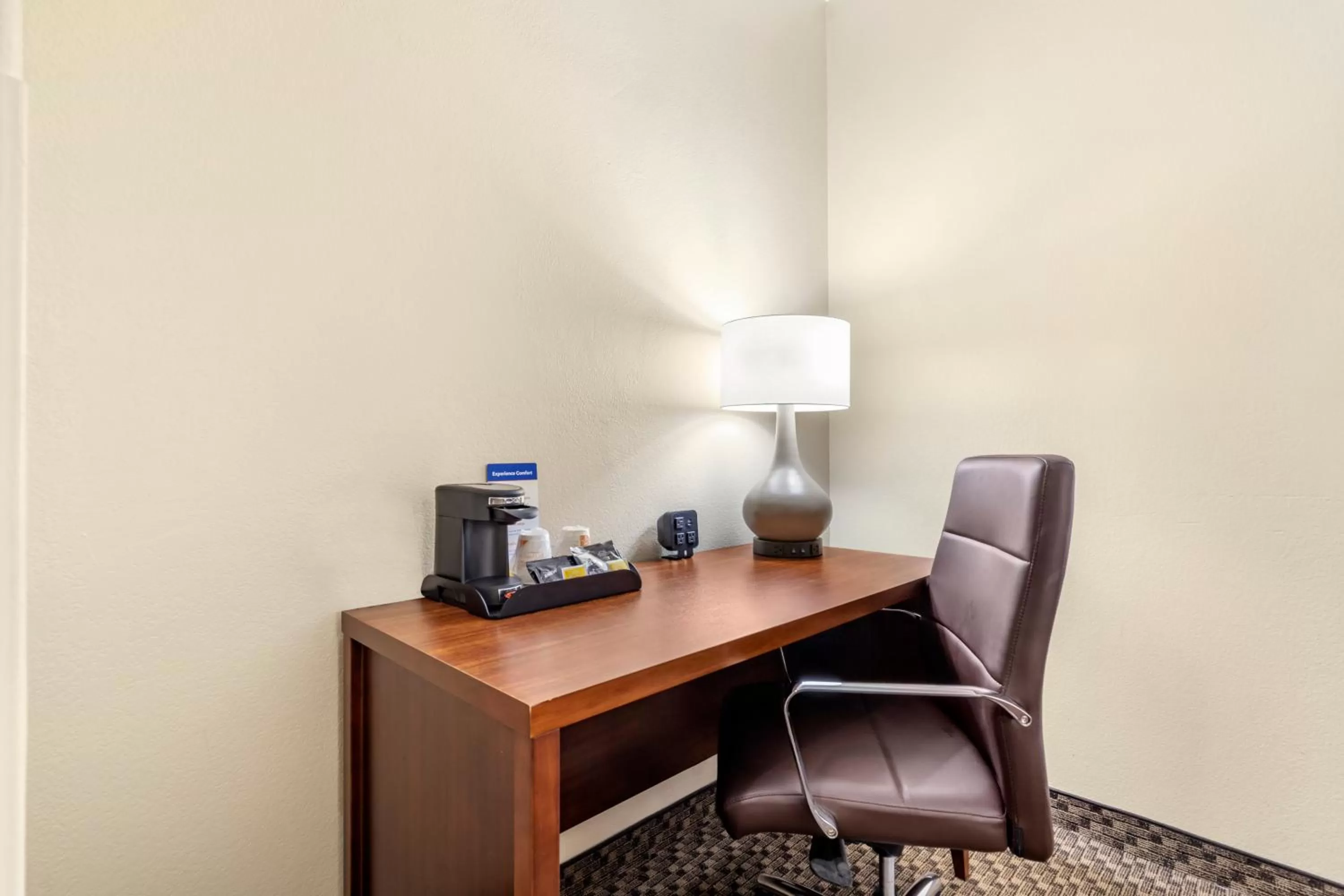 Living room in Comfort Suites Medical Center near Six Flags