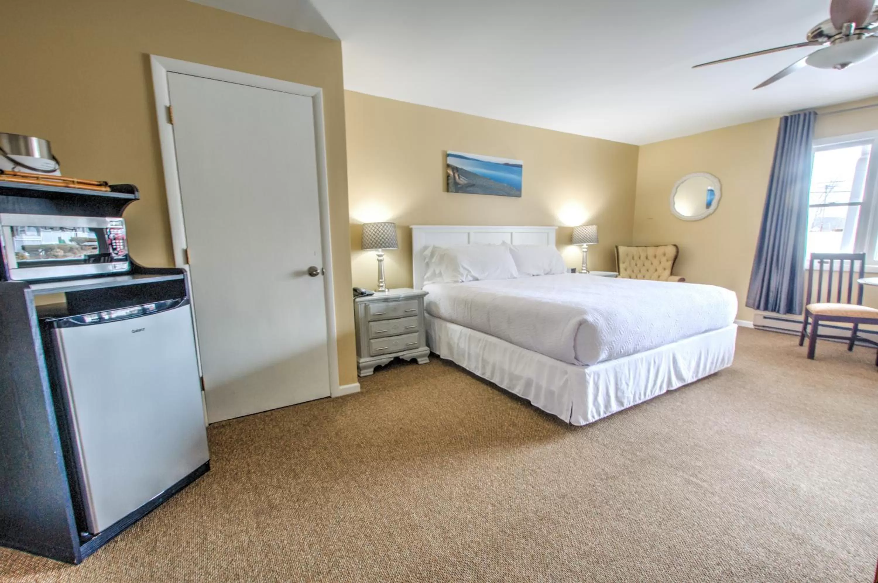 Photo of the whole room in East Shore Lodging