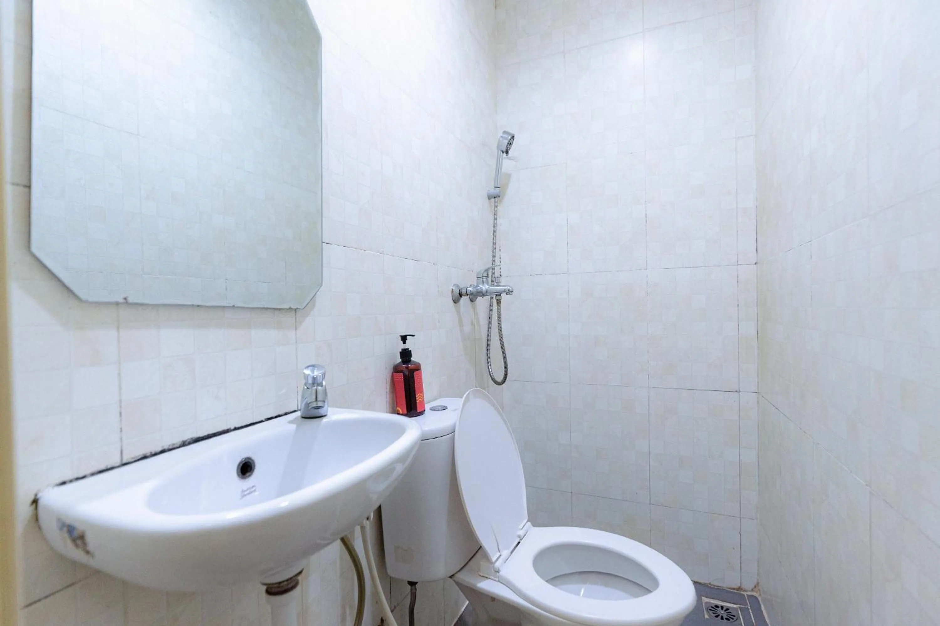 Bathroom in RedDoorz at Nagoya Indah Batam